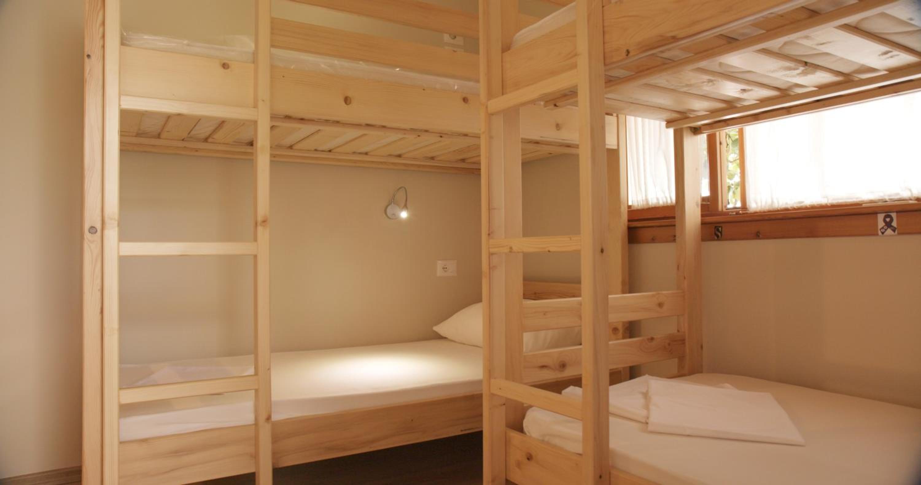 6-Bed Mixed Dormitory Room photo 3