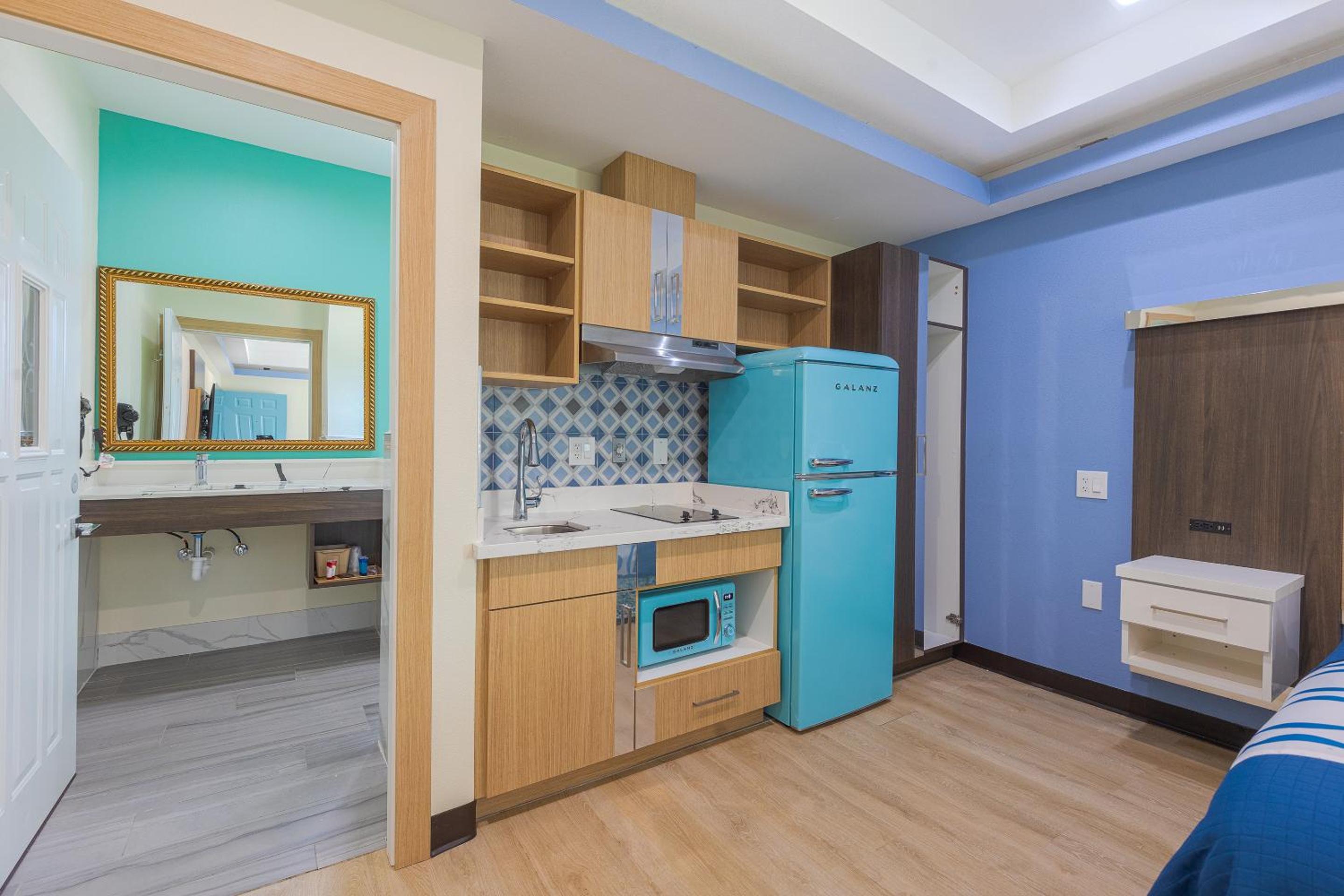 King Bed with Kitchenette - Photo 4