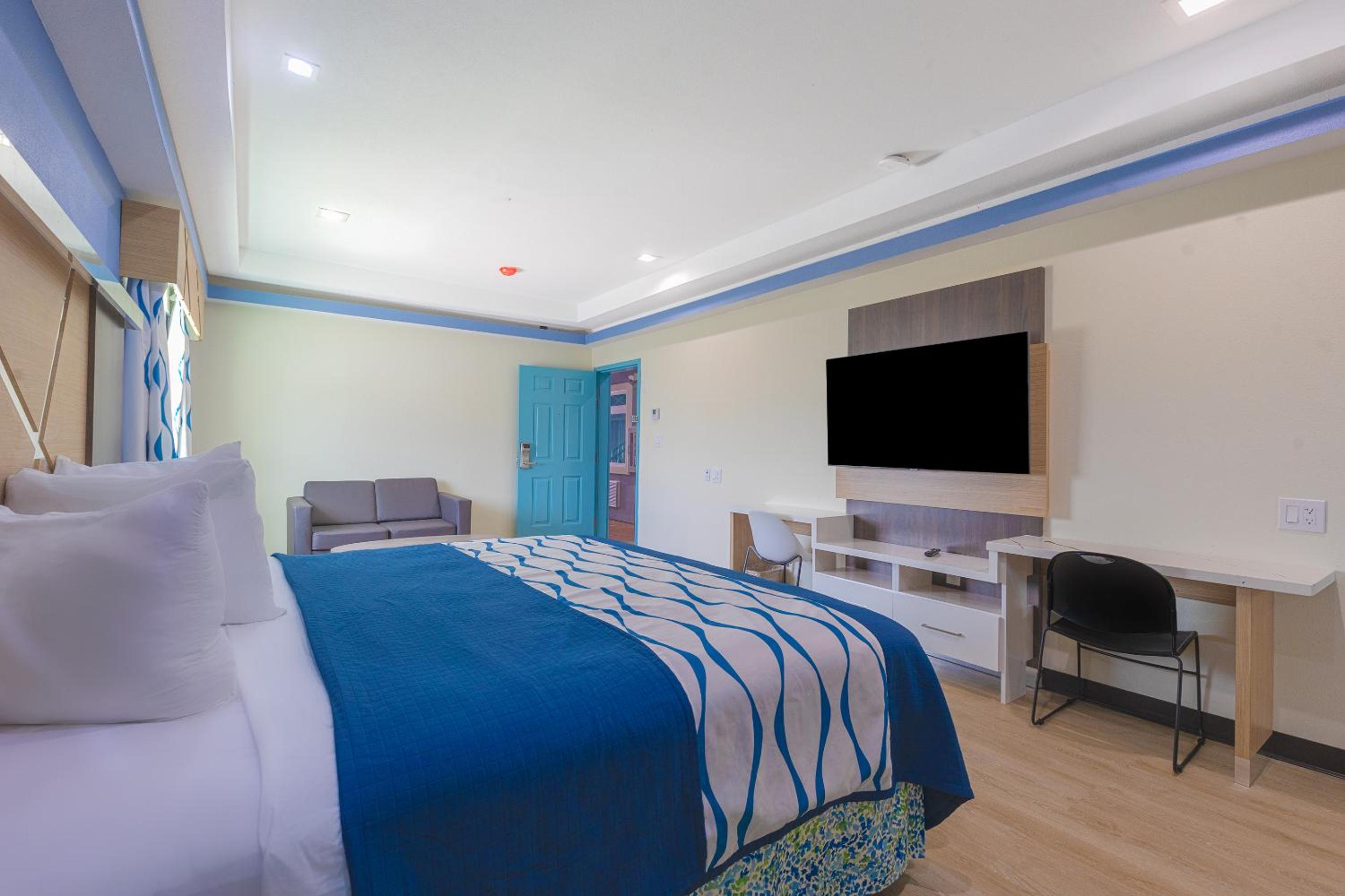 King Bed with Kitchenette - Photo 3