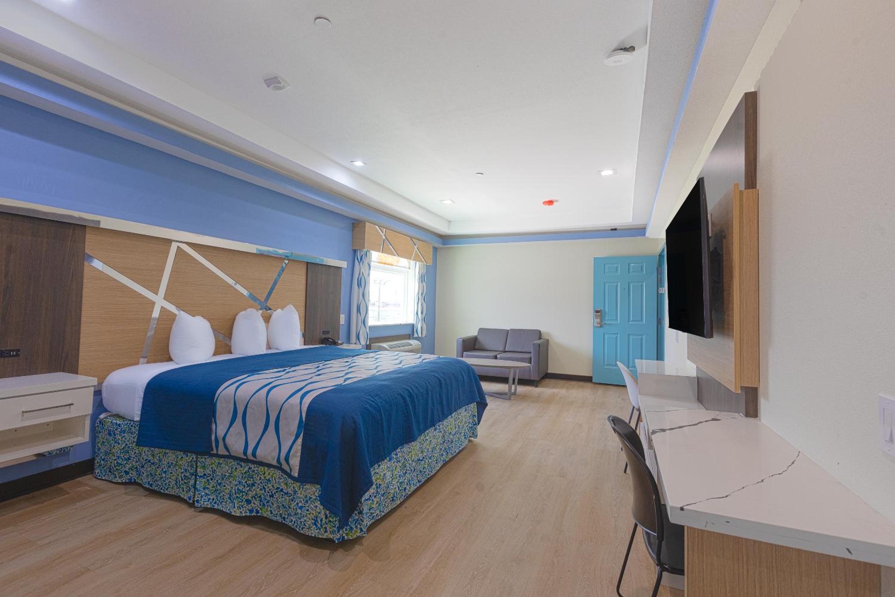 King Bed with Kitchenette - Photo 1