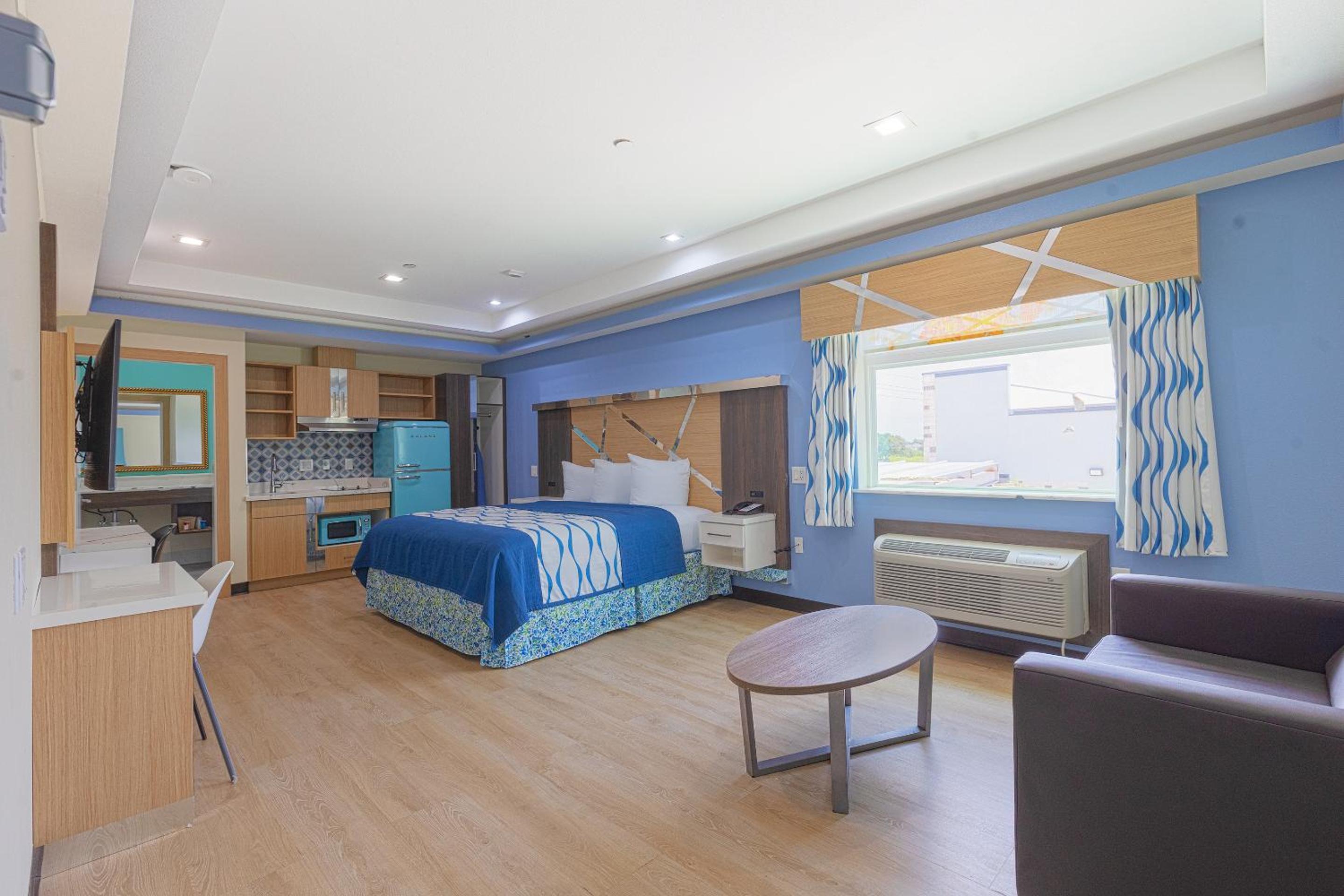 King Bed with Kitchenette - Photo 2