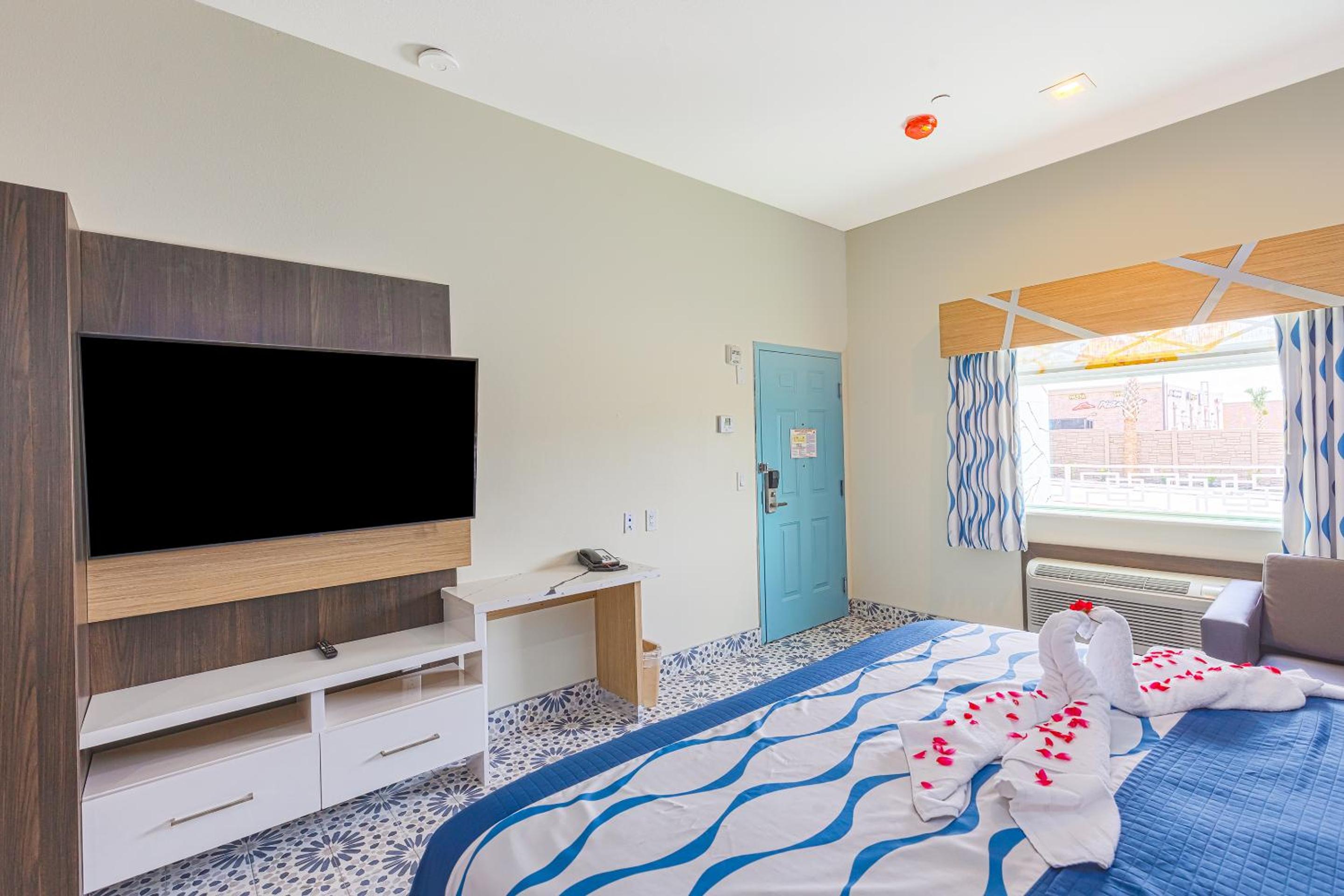 King Bed Jetted Tub with Kitchenette - Photo 5