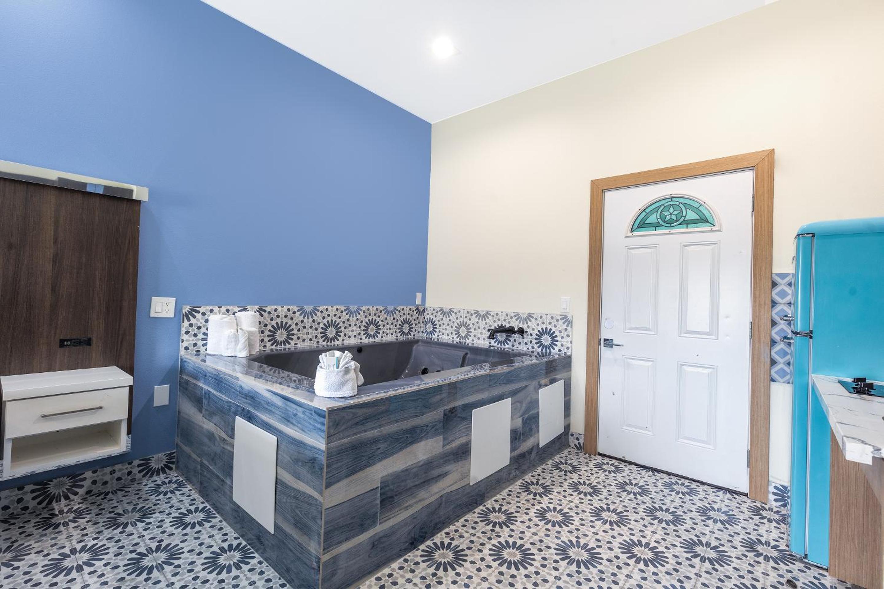 King Bed Jetted Tub with Kitchenette - Photo 2