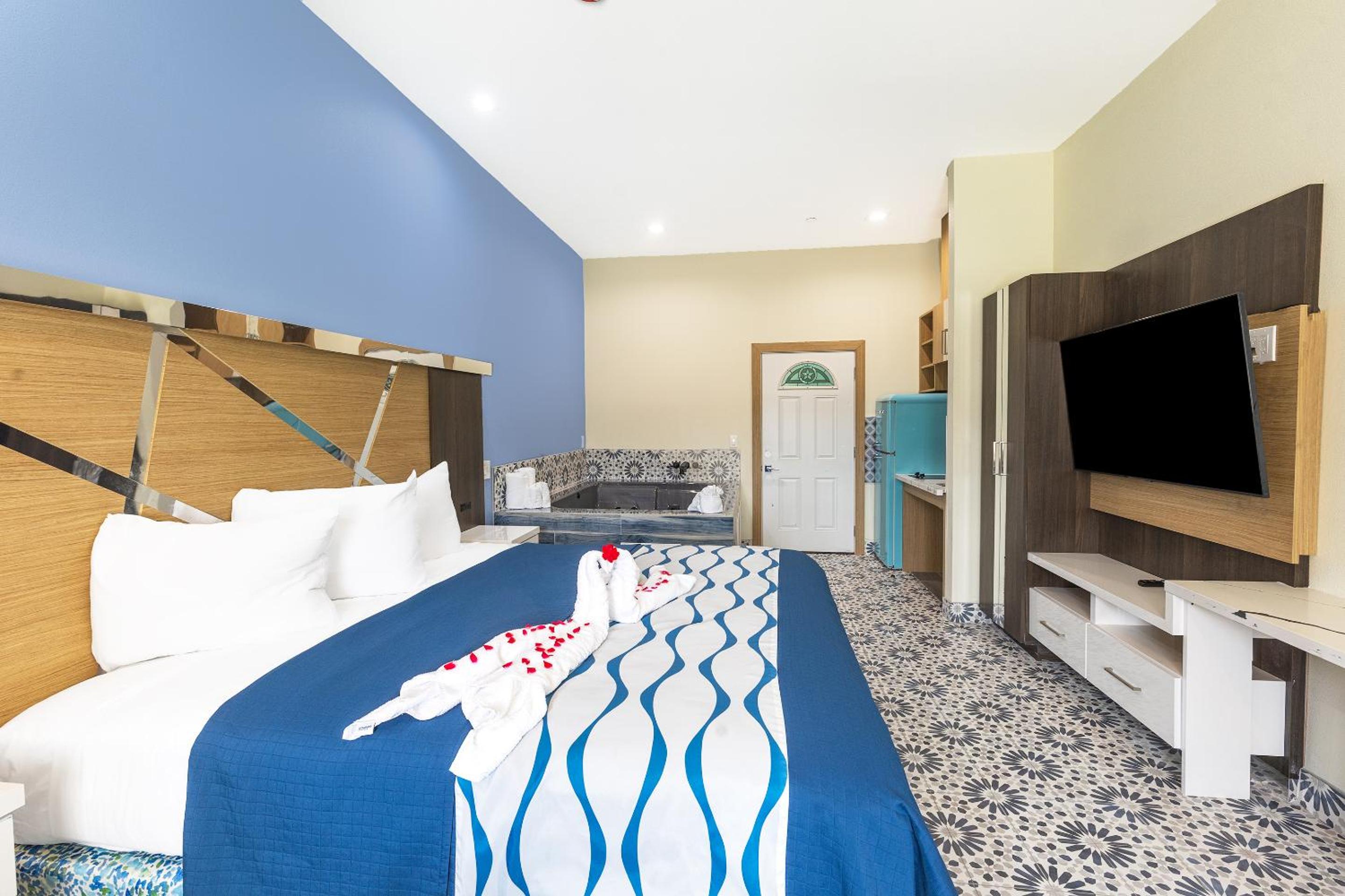 King Bed Jetted Tub with Kitchenette - Photo 6