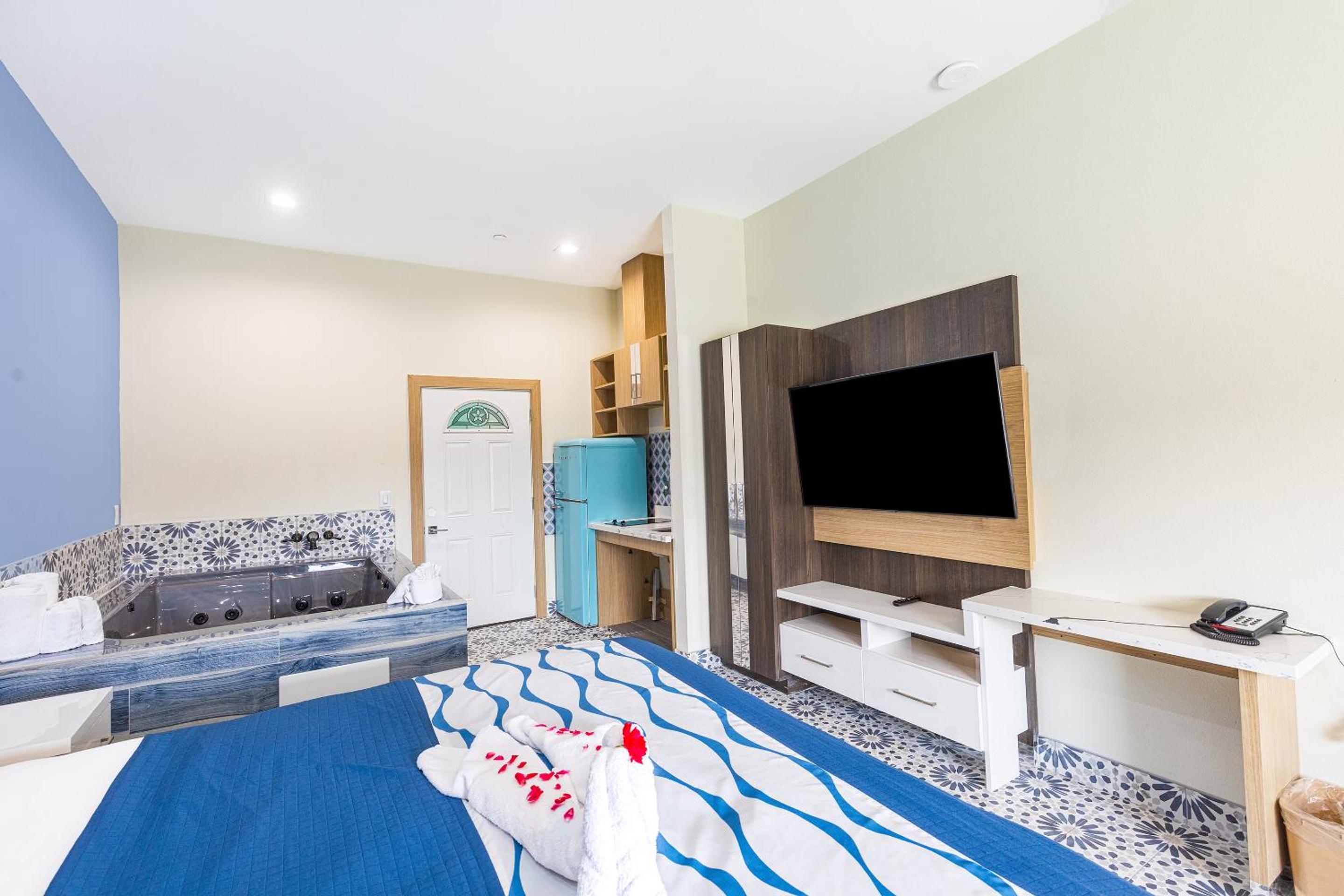 King Bed Jetted Tub with Kitchenette - Photo 7