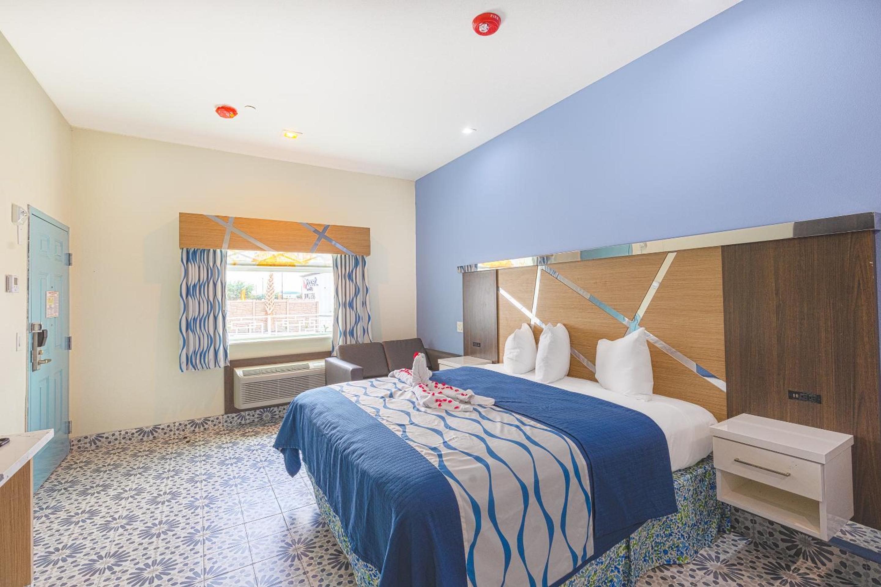King Bed Jetted Tub with Kitchenette - Photo 1