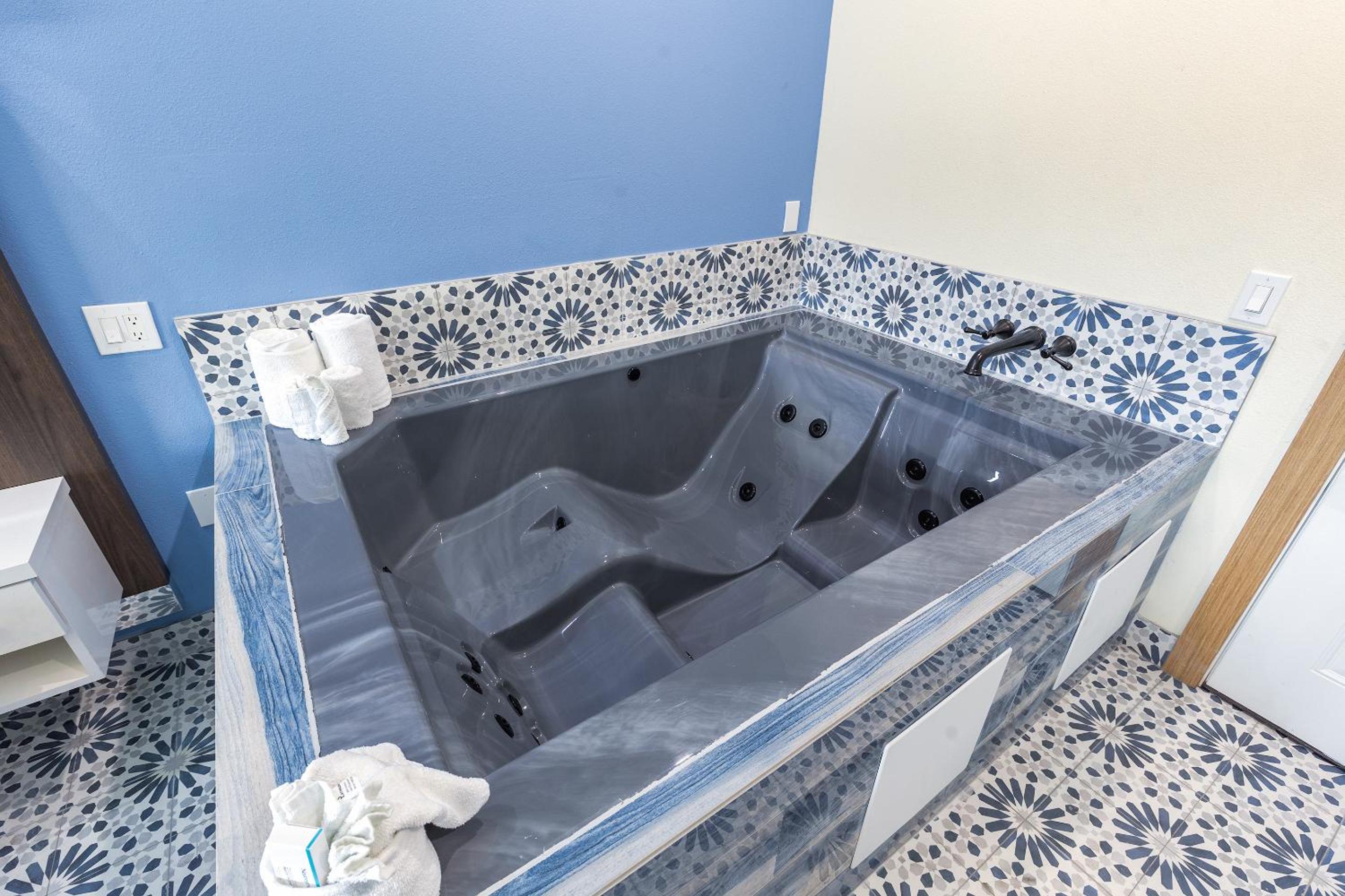King Bed Jetted Tub with Kitchenette - Photo 3