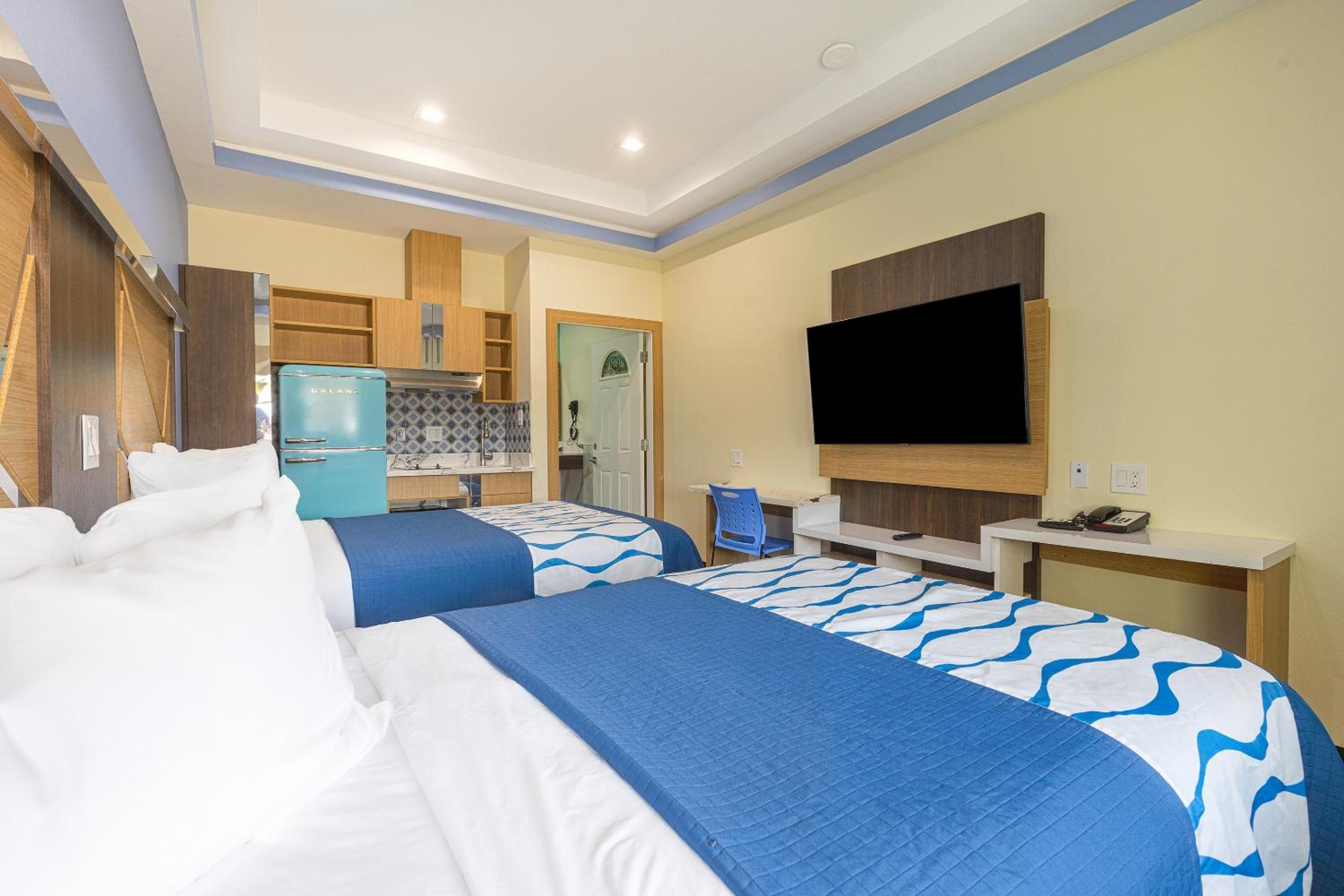 2 Queen Beds with Kitchenette - Photo 3