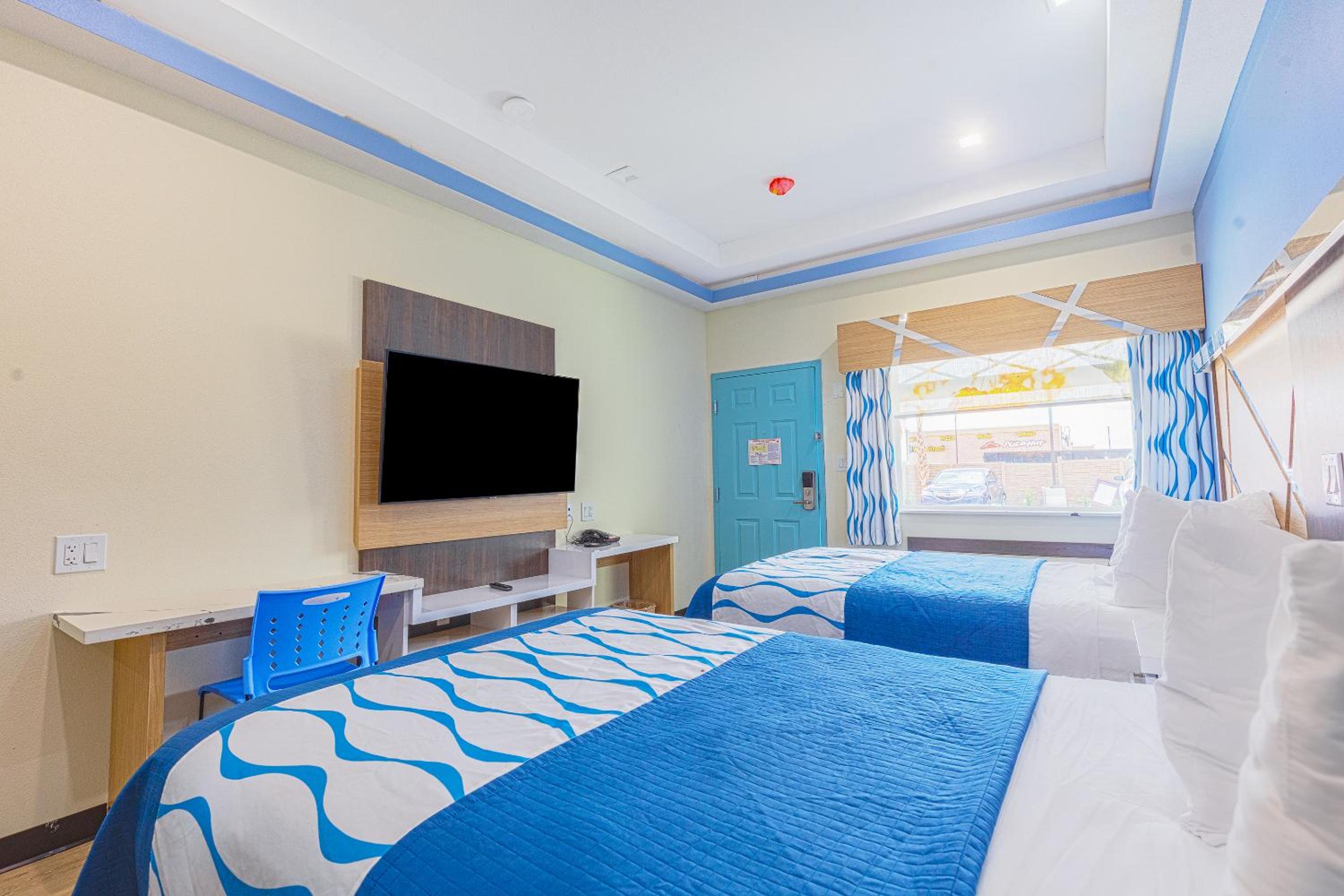 2 Queen Beds with Kitchenette - Photo 4