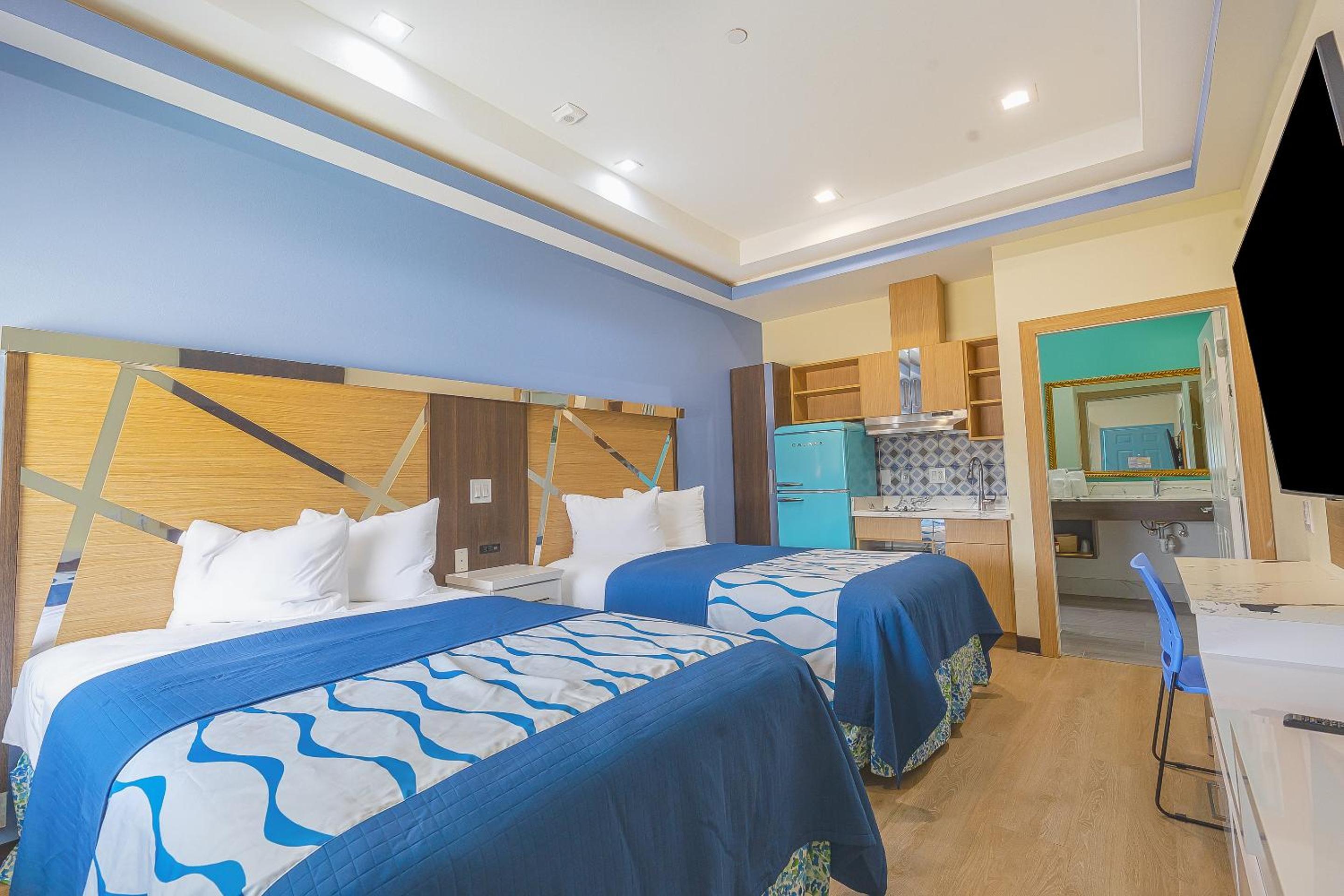 2 Queen Beds with Kitchenette - Photo 1