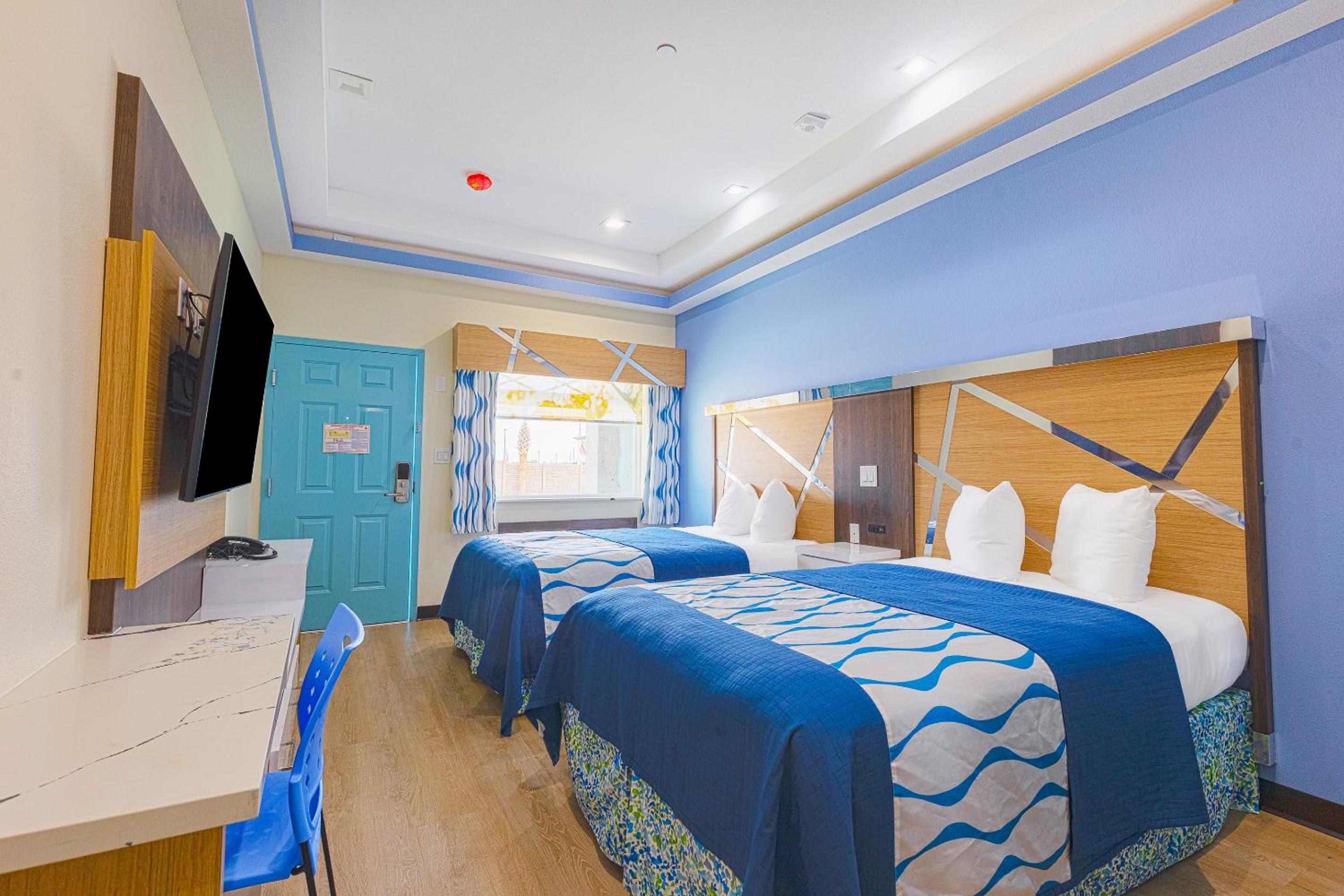 2 Queen Beds with Kitchenette - Photo 2
