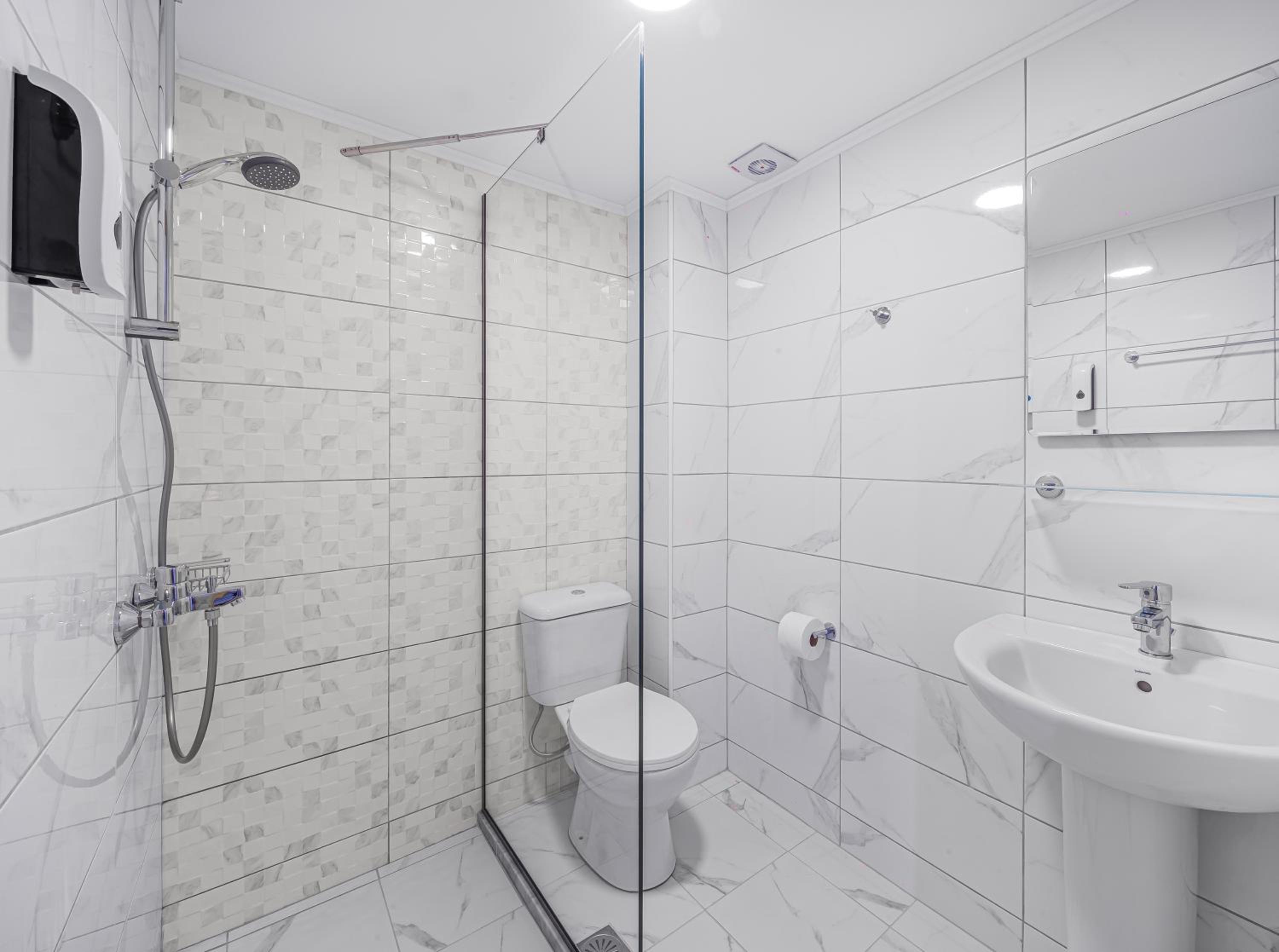 Superior One-Bedroom Apartment (3 Adults) - Photo 8