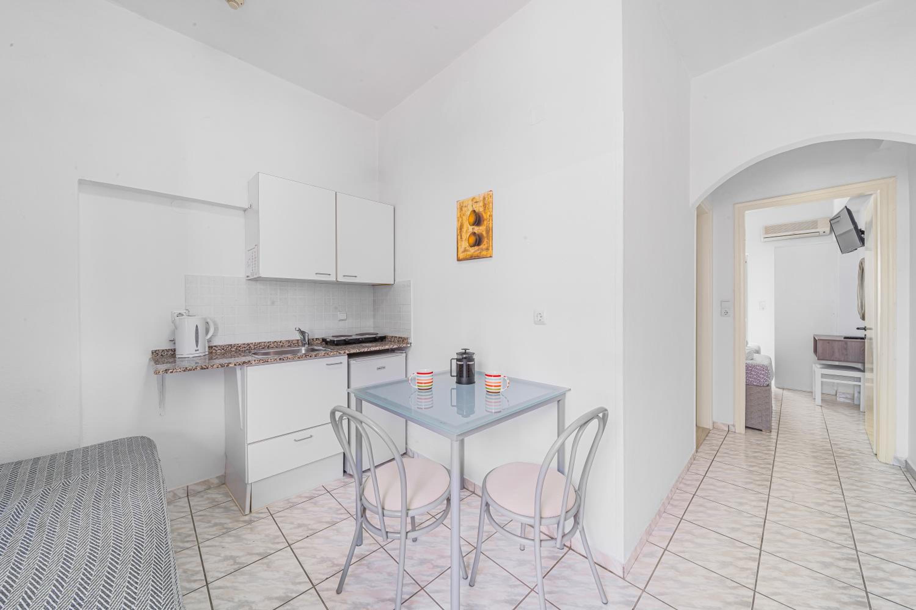 Superior One-Bedroom Apartment (3 Adults) - Photo 6