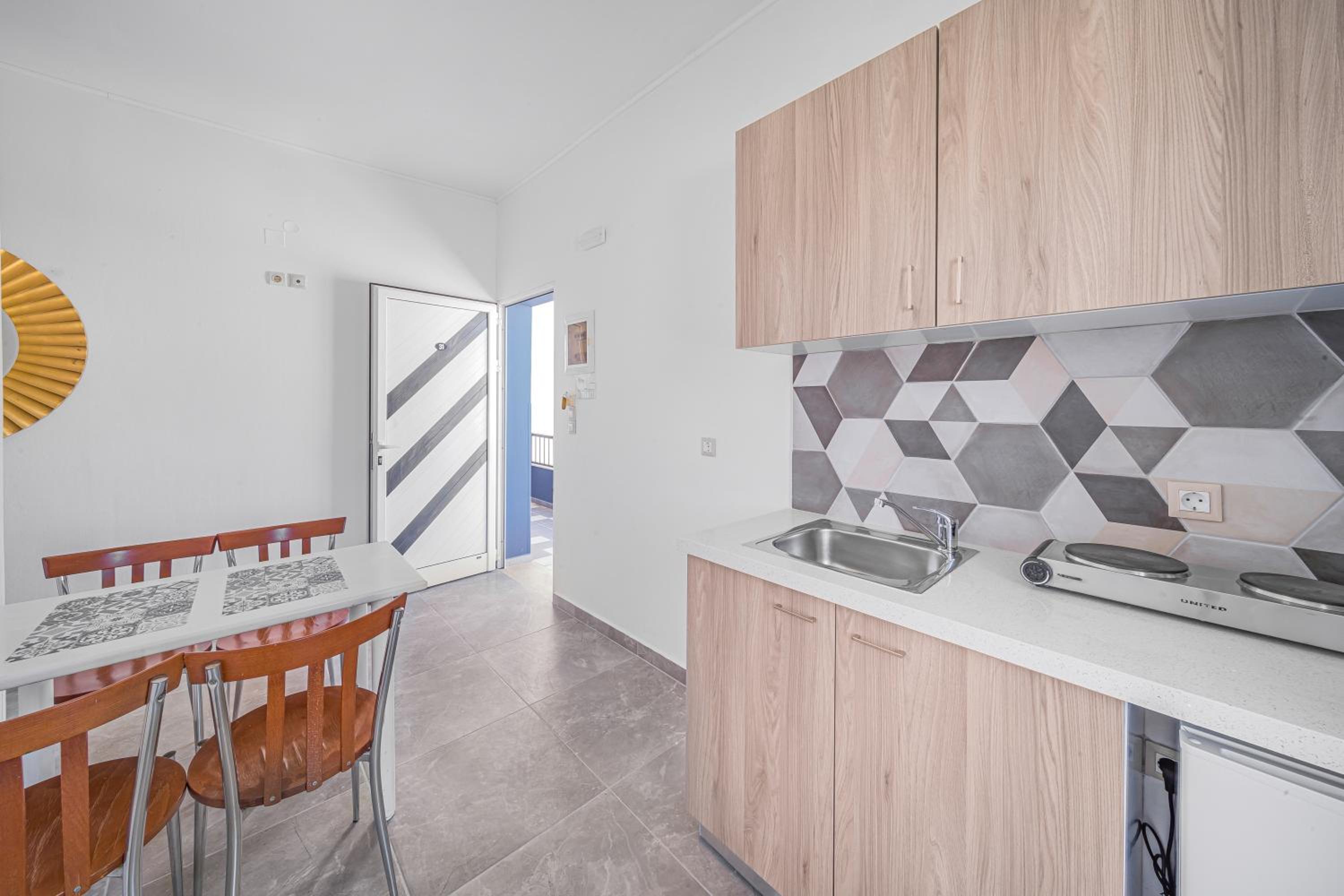 Superior One-Bedroom Apartment (3 Adults) - Photo 2