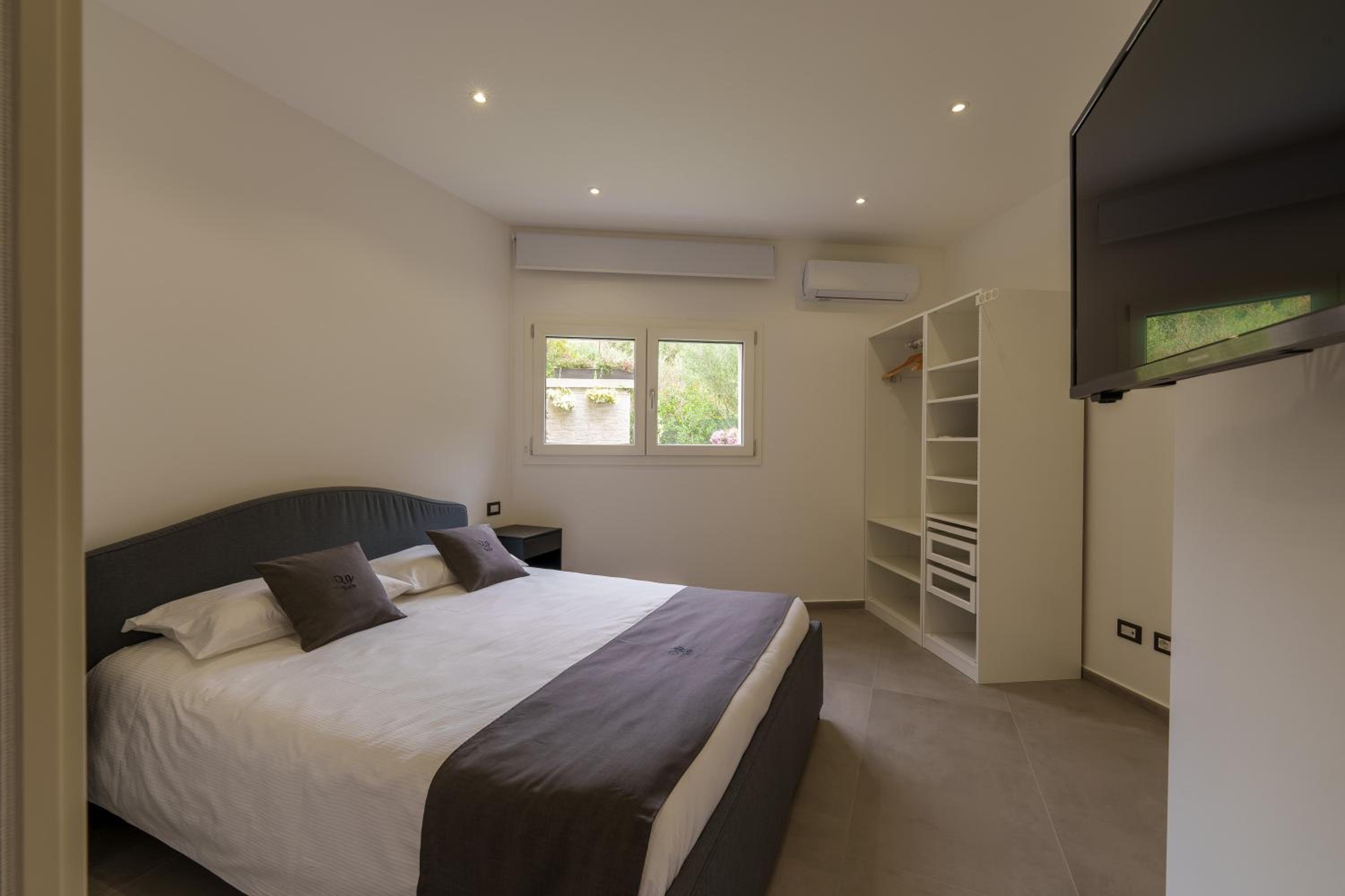 Superior One-Bedroom Apartment