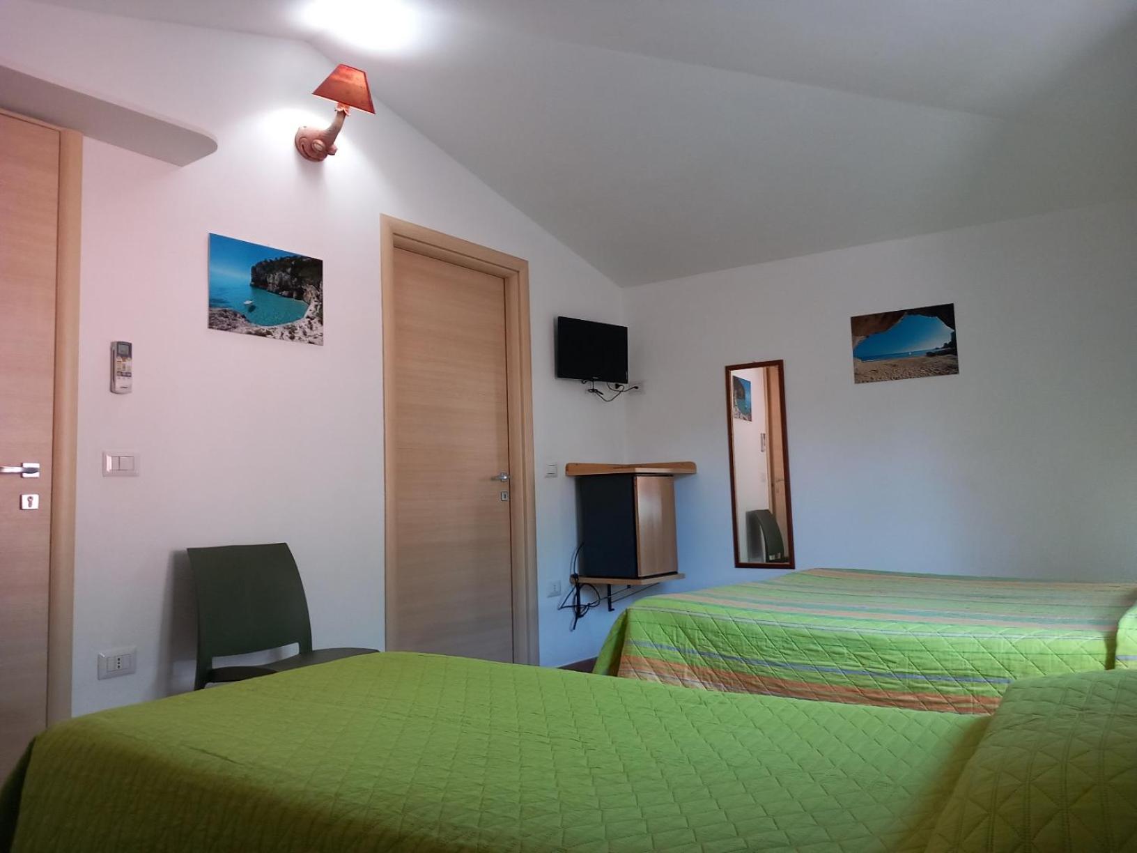 Triple Room with Private Bathroom - Photo 10