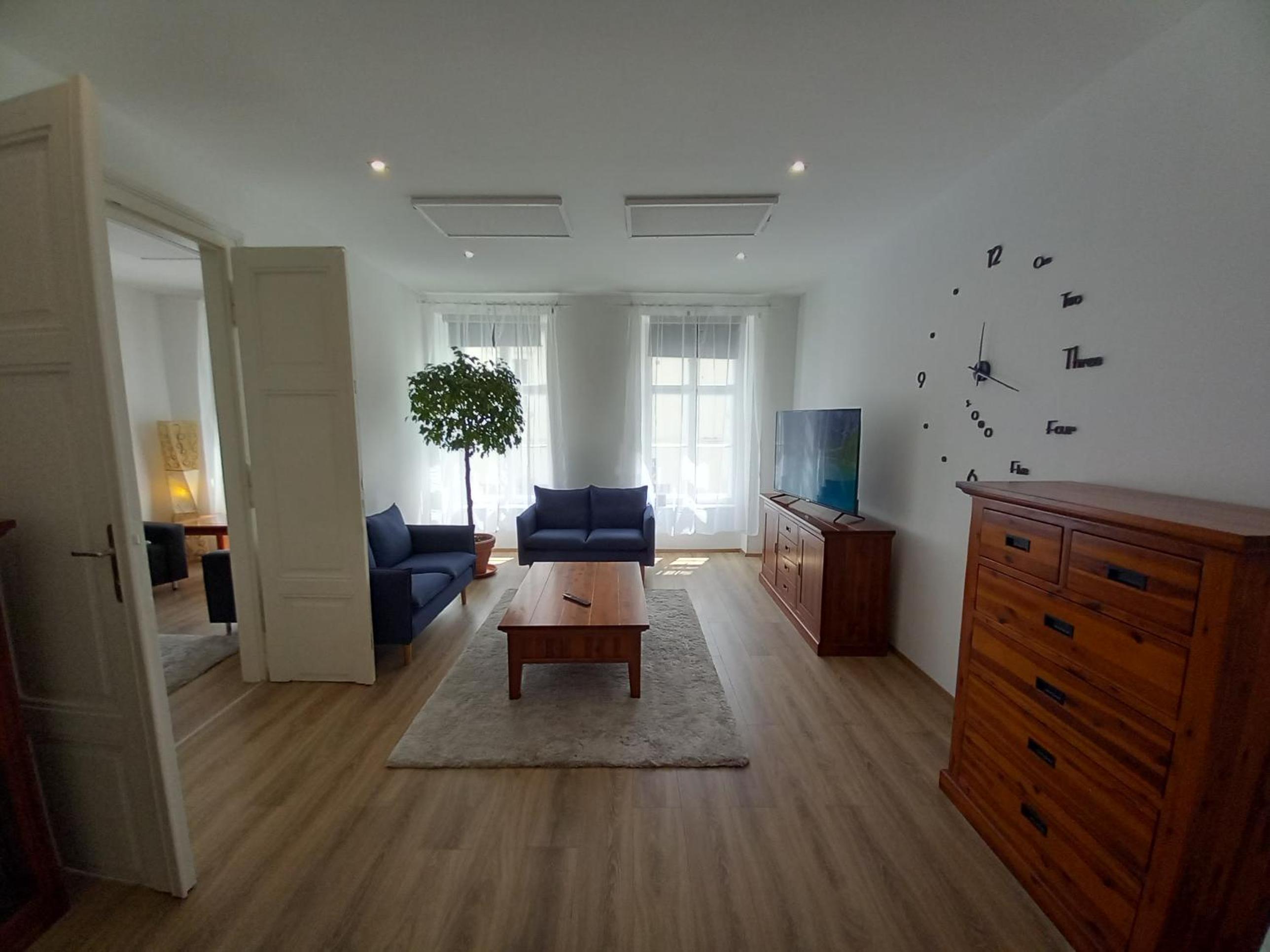One-Bedroom Apartment photo 1
