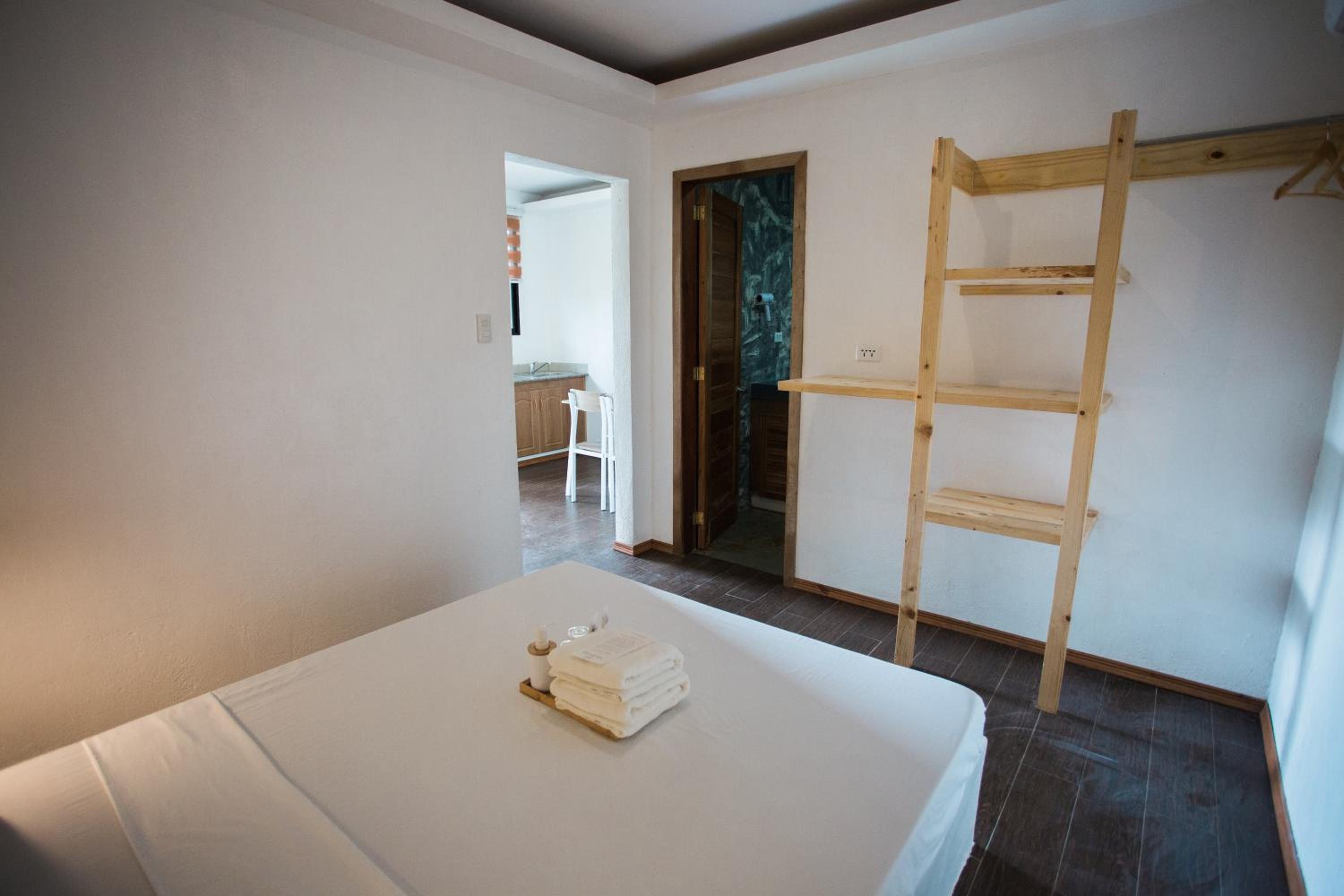Deluxe Queen Suite - Photo 6