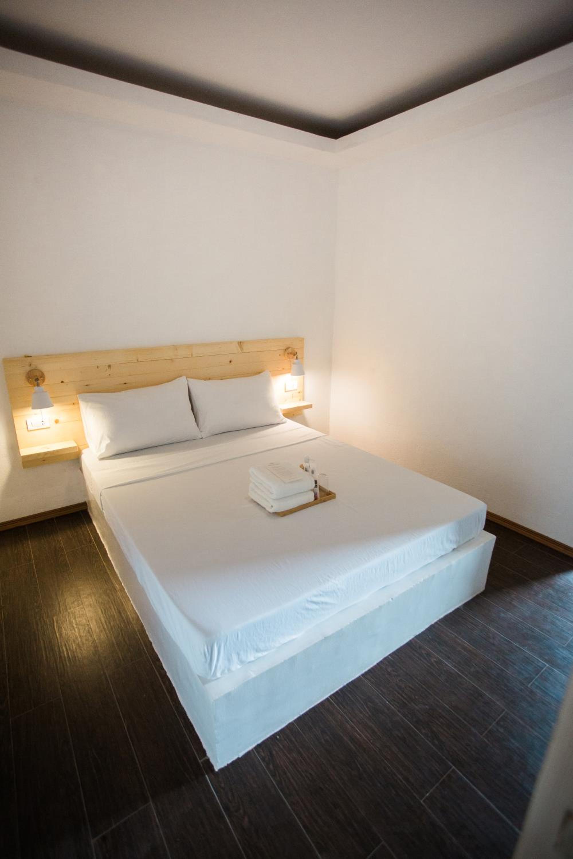 Deluxe Queen Suite - Photo 7
