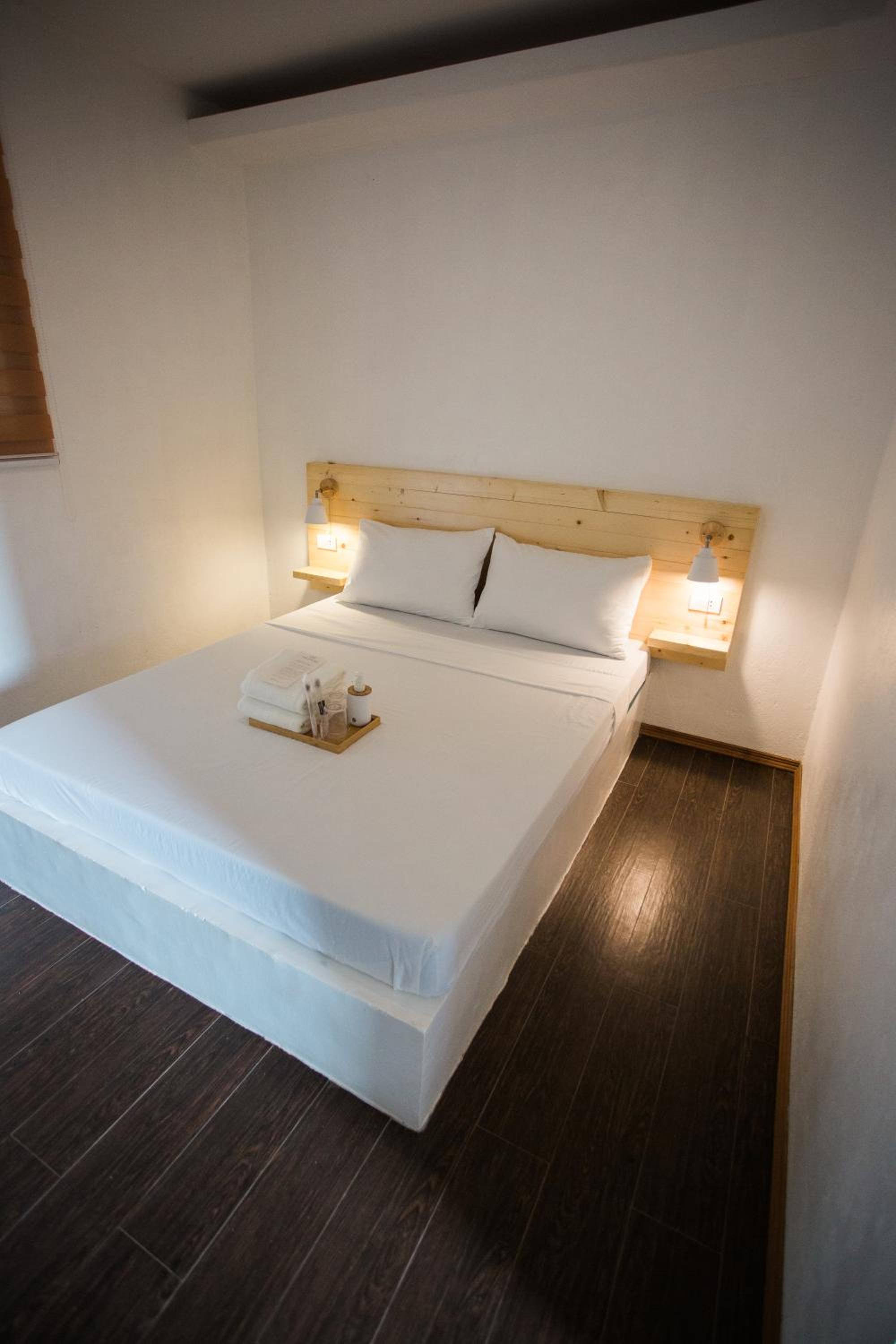 Deluxe Queen Suite - Photo 8
