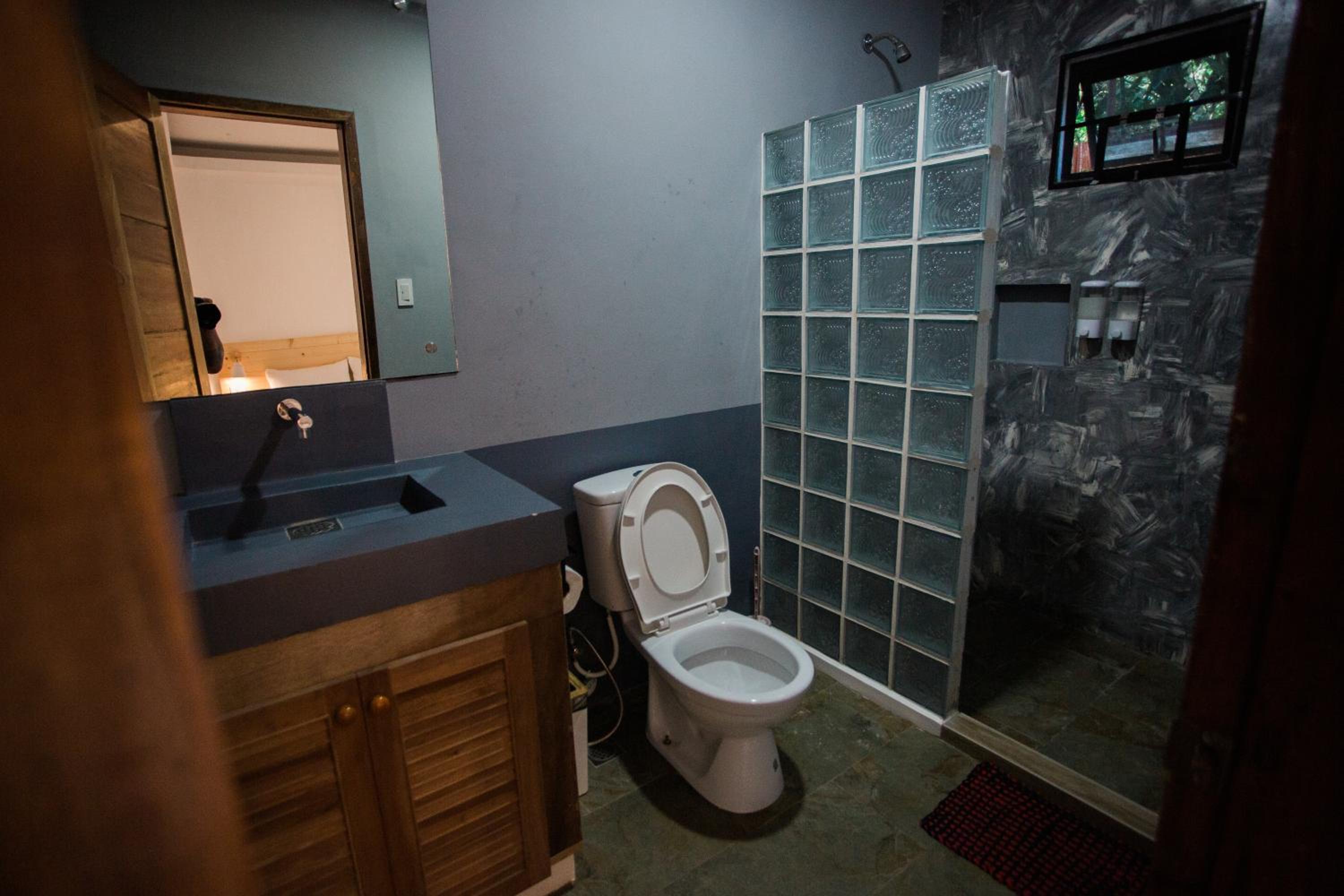 Deluxe Queen Suite - Photo 10