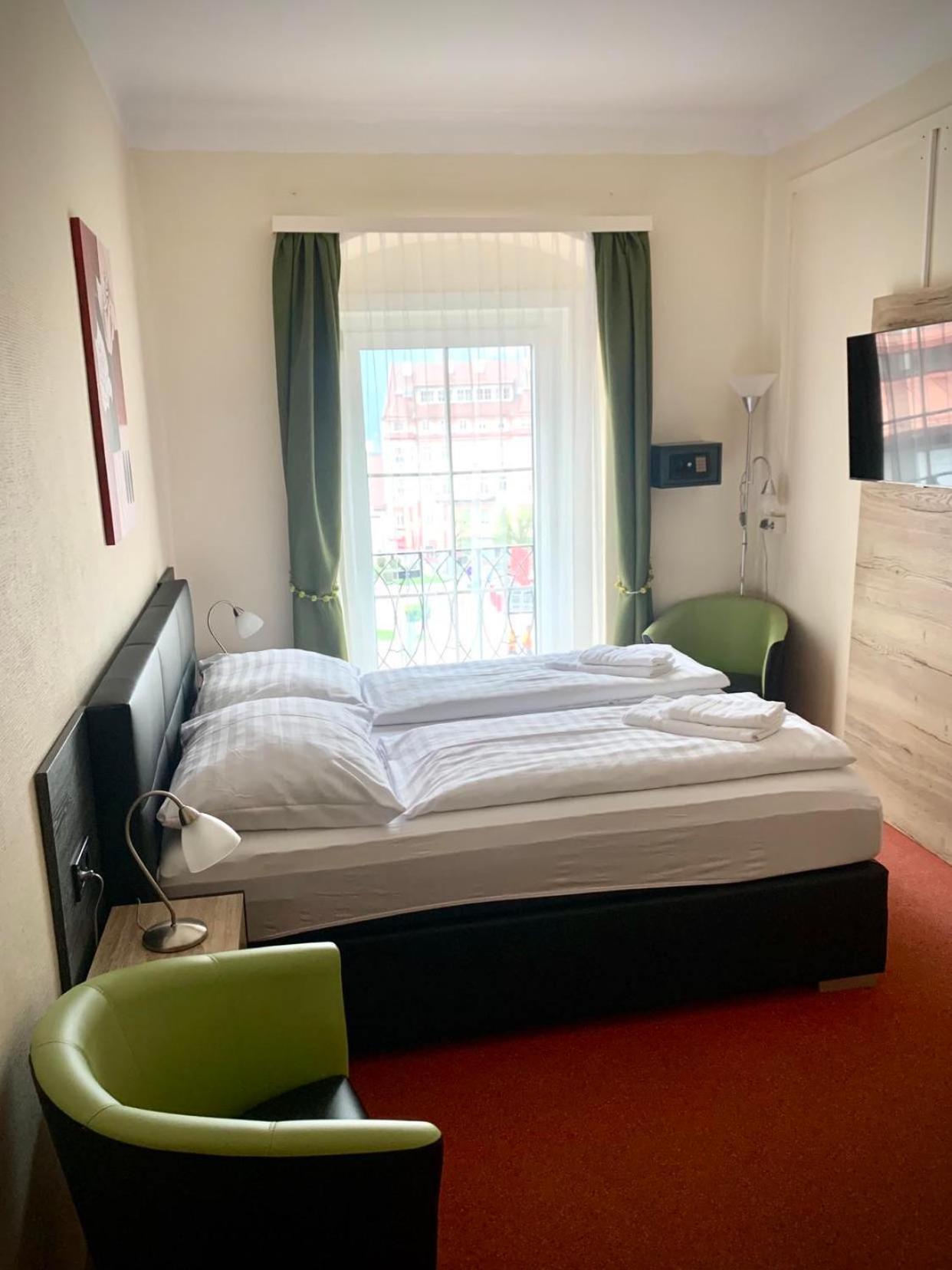 Classic Double Room with City View - Photo 12