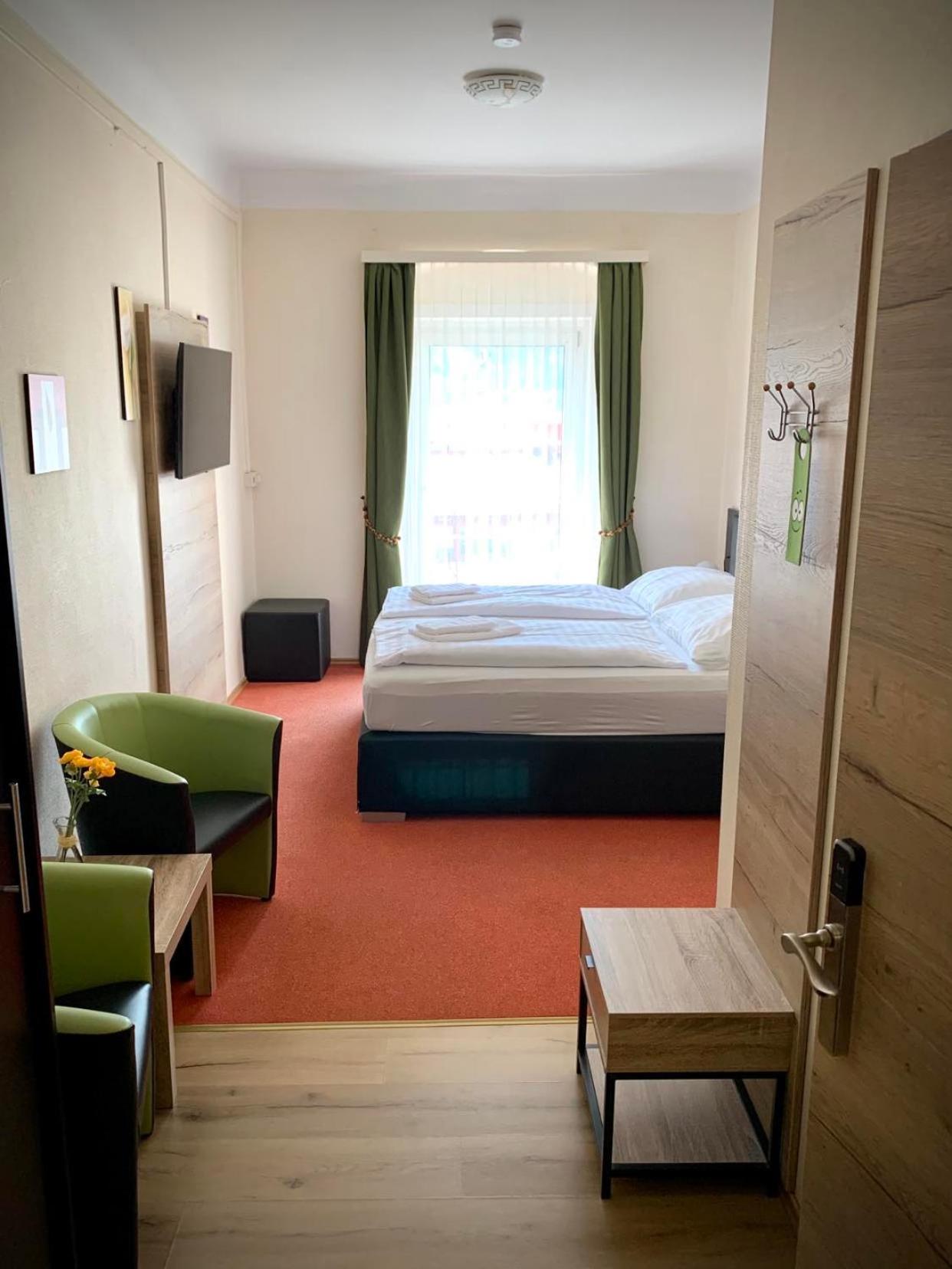 Classic Double Room with City View - Photo 2