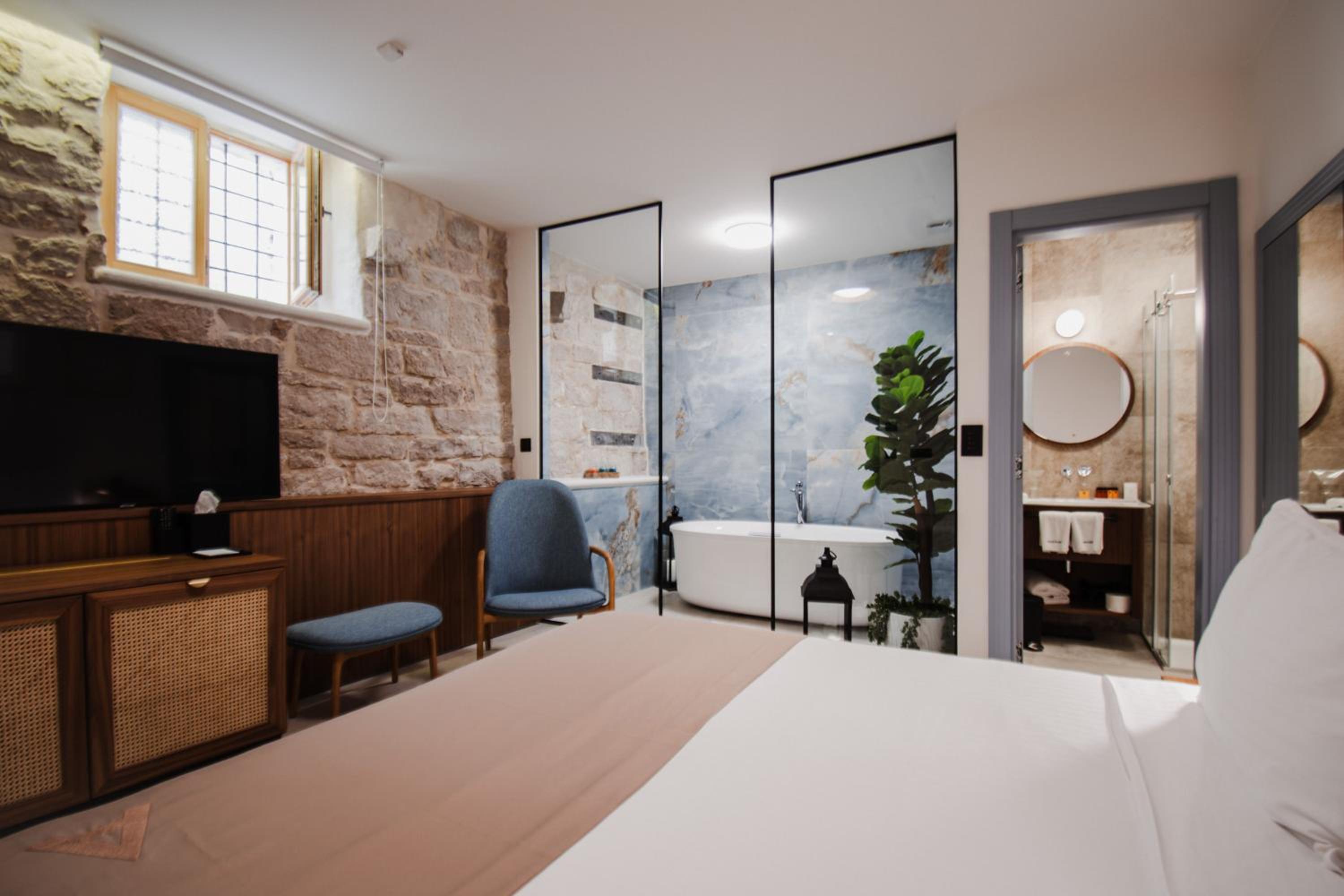 Deluxe Double or Twin Room with Spa Bath - Photo 9