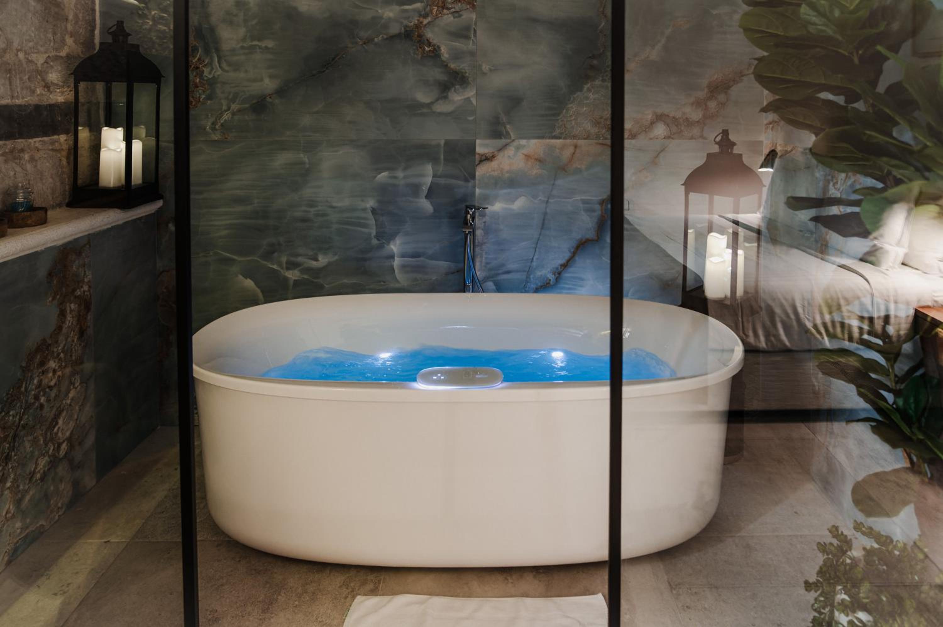 Deluxe Double or Twin Room with Spa Bath - Photo 8