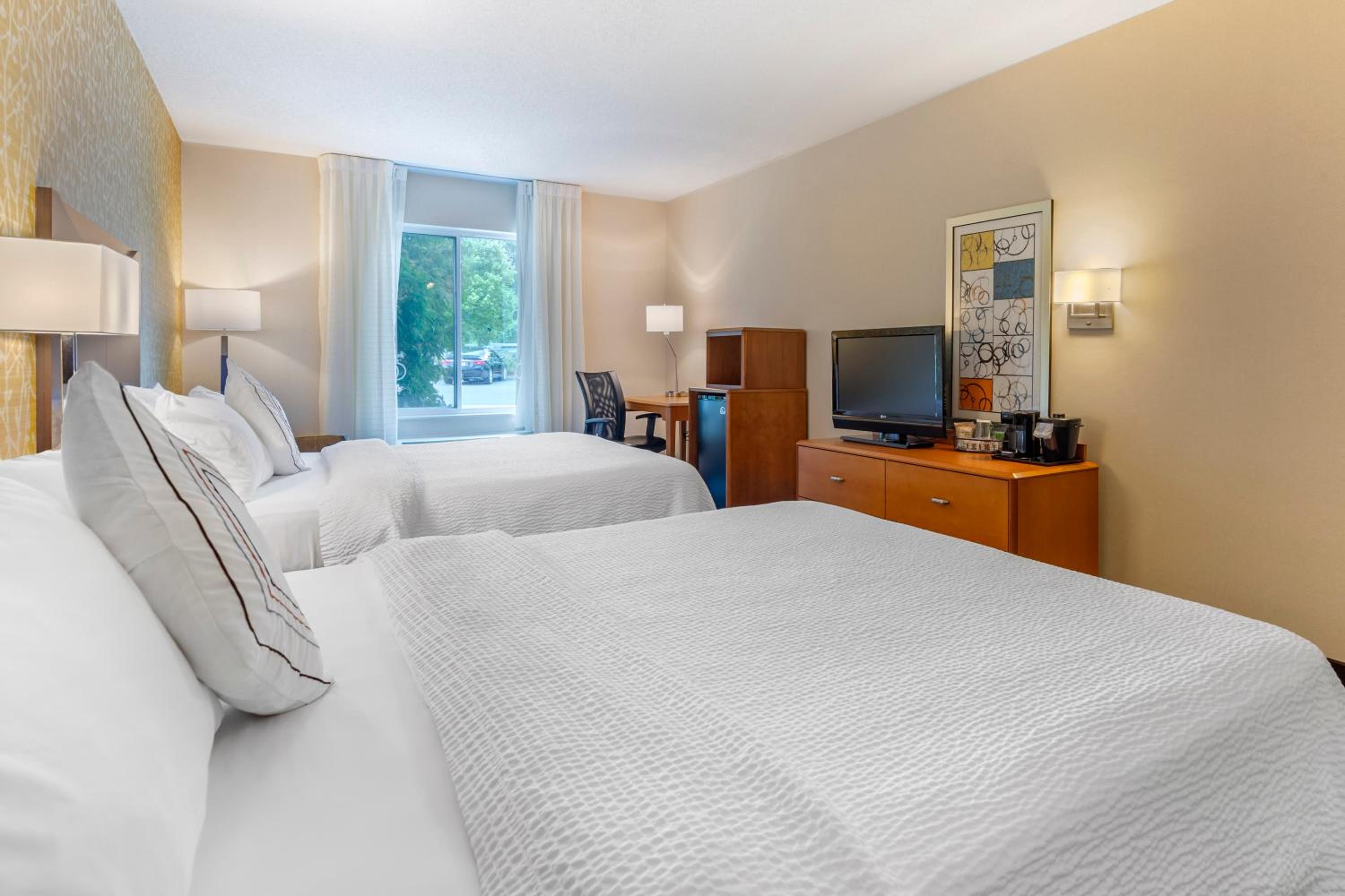 Queen Room with Two Queen Beds - Photo 3