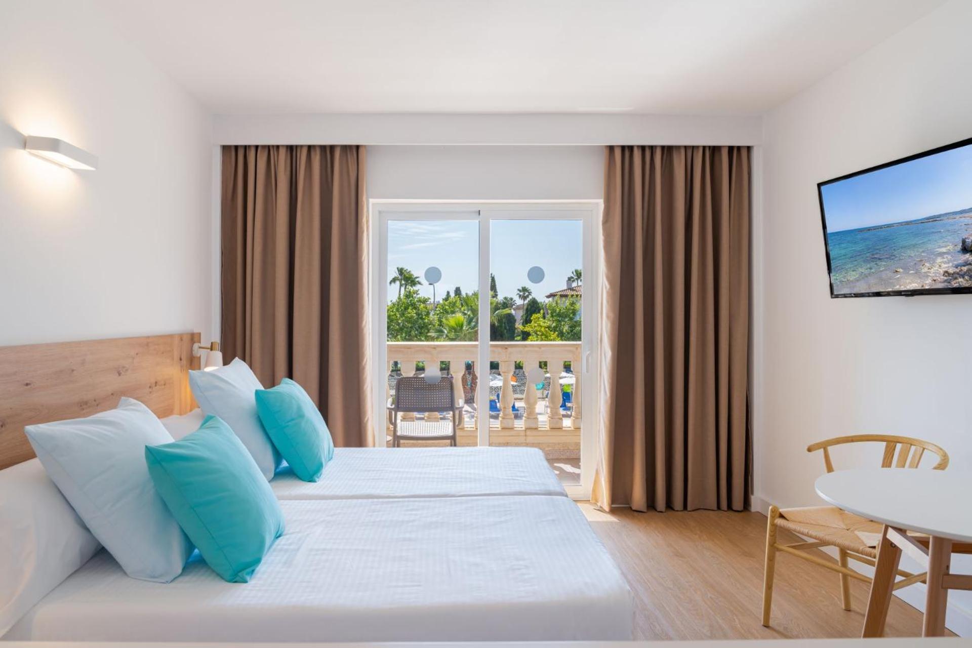 Suite Junior con vista a la piscina
