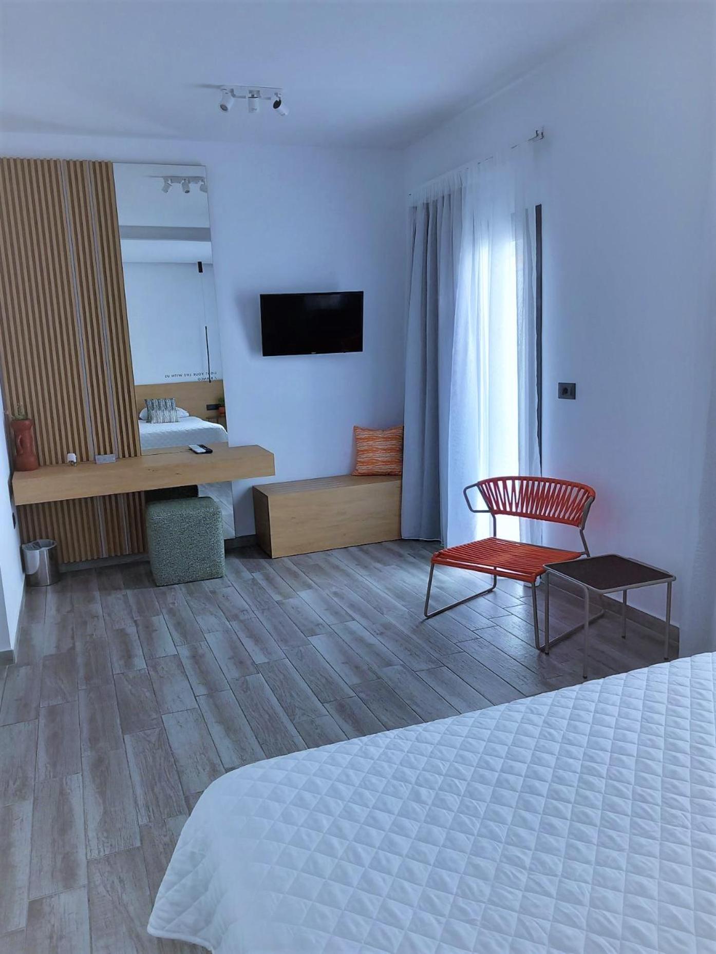 Junior Suite with Balcony - Photo 2