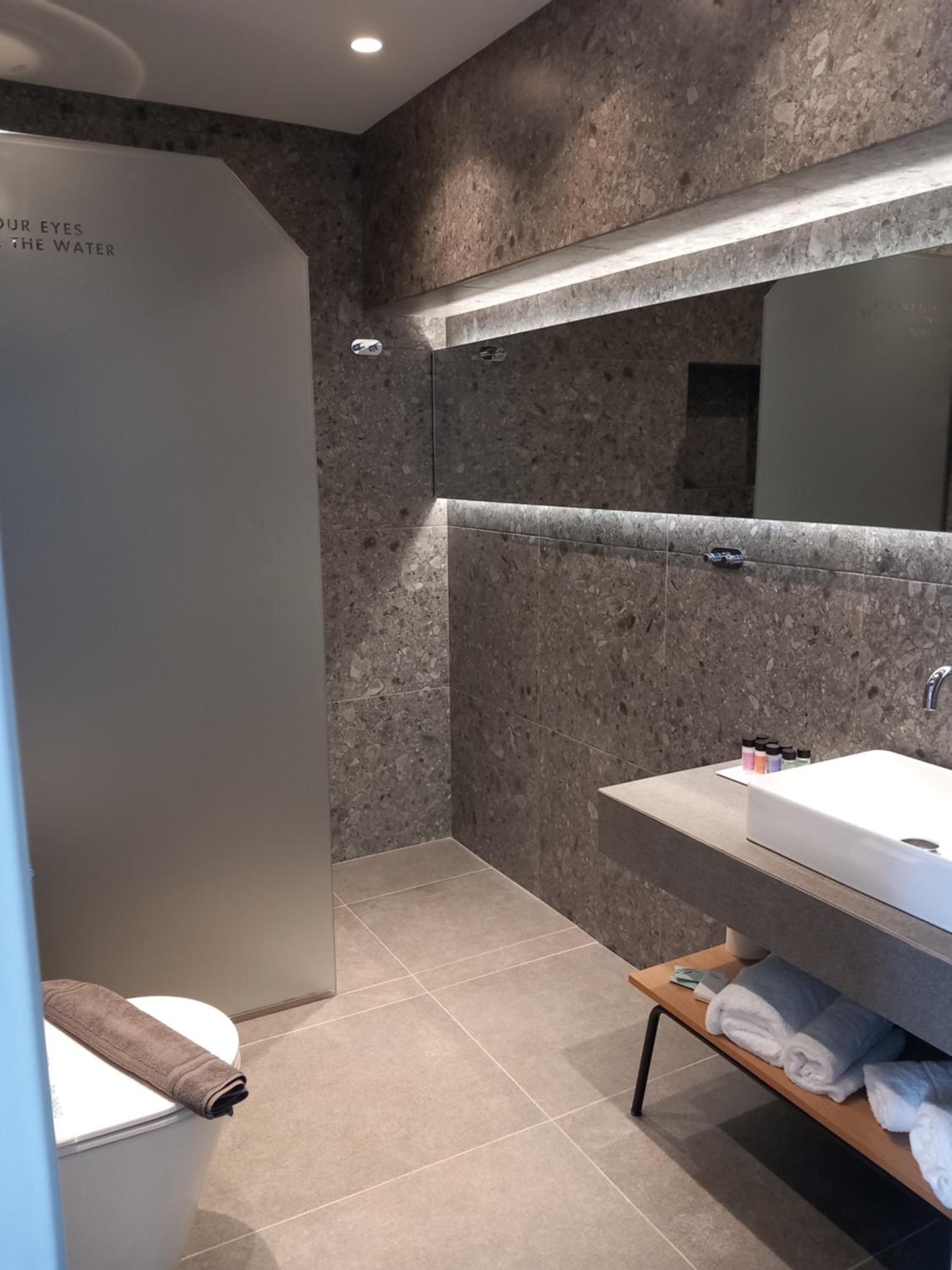 Junior Suite with Balcony - Photo 3