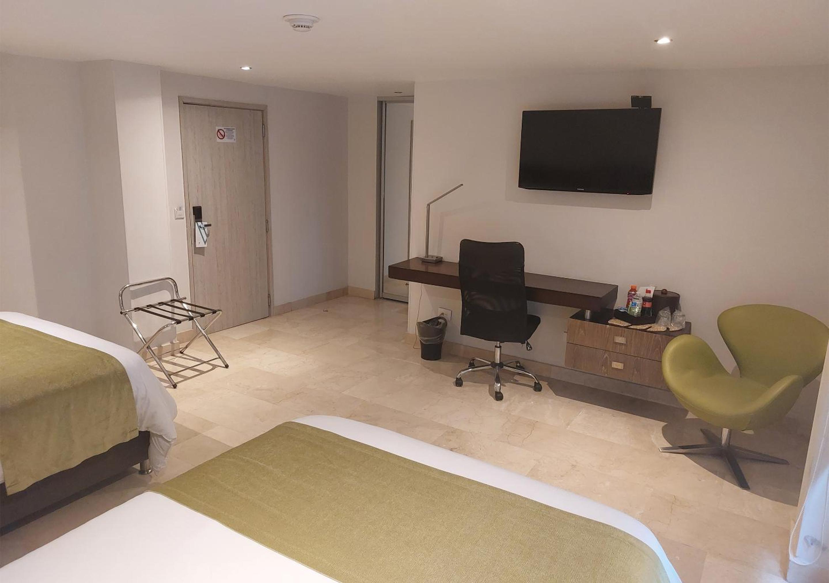 Deluxe Double Room with Two Double Beds photo 2