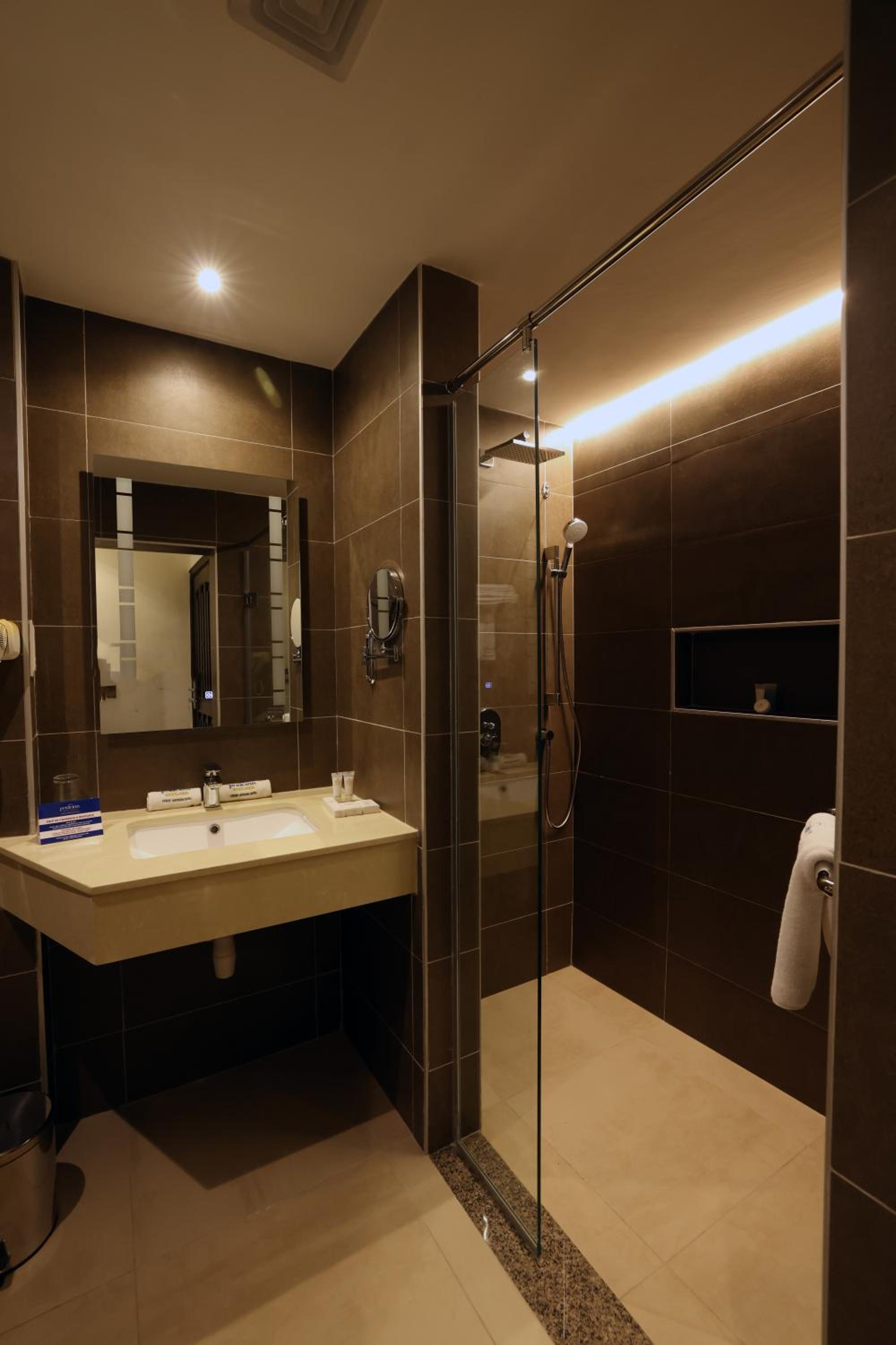Deluxe Double Room - Photo 13