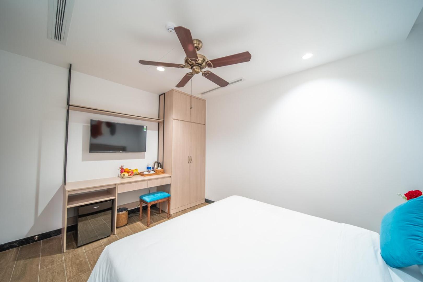 Raya, 1 King Bed without Window