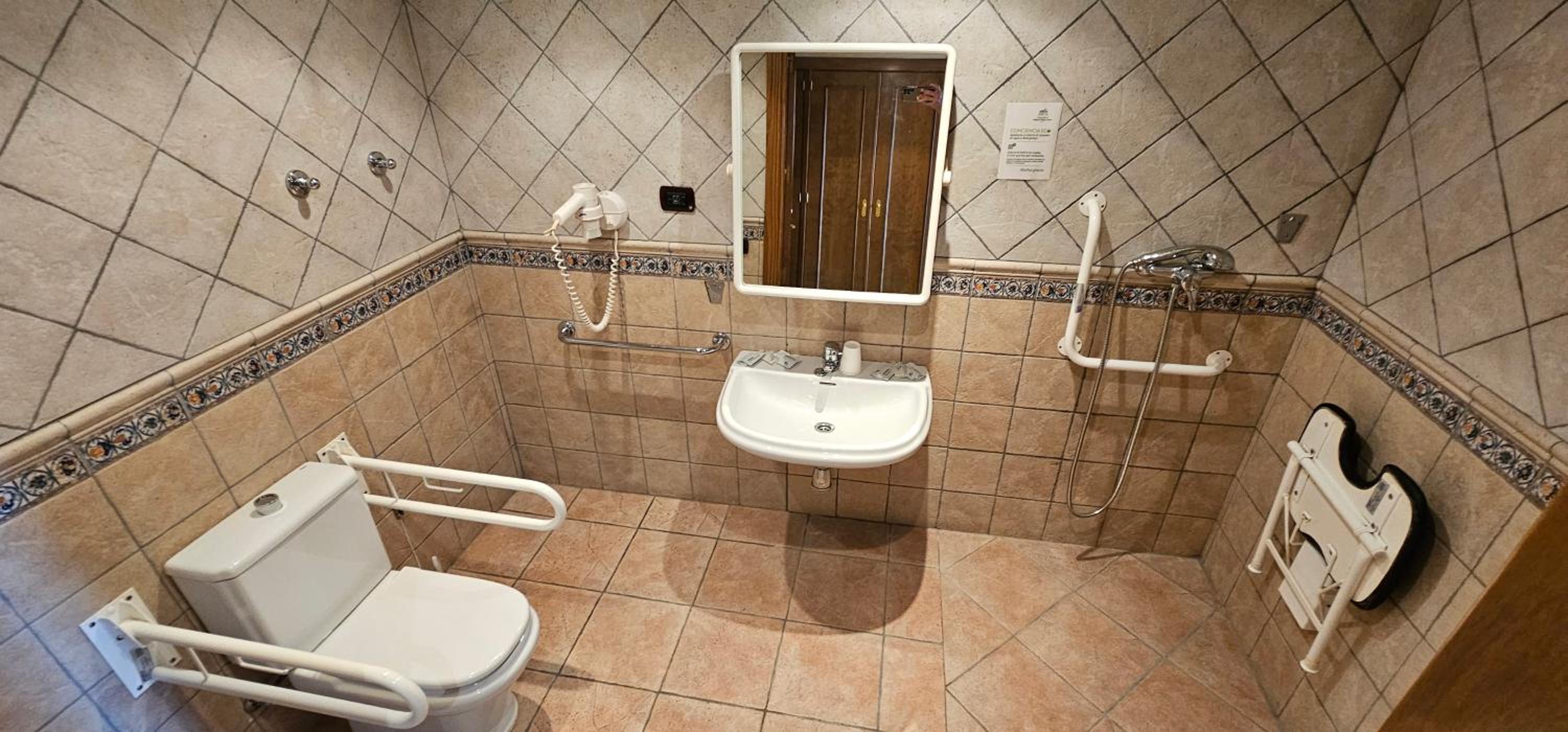 Twin Room - Disability Access photo 3