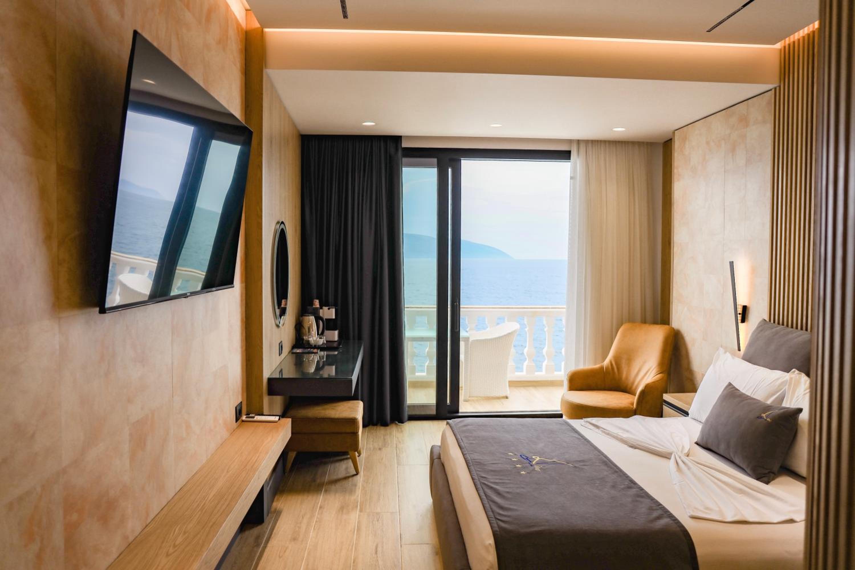 Deluxe Double Room with Balcony and Sea View
