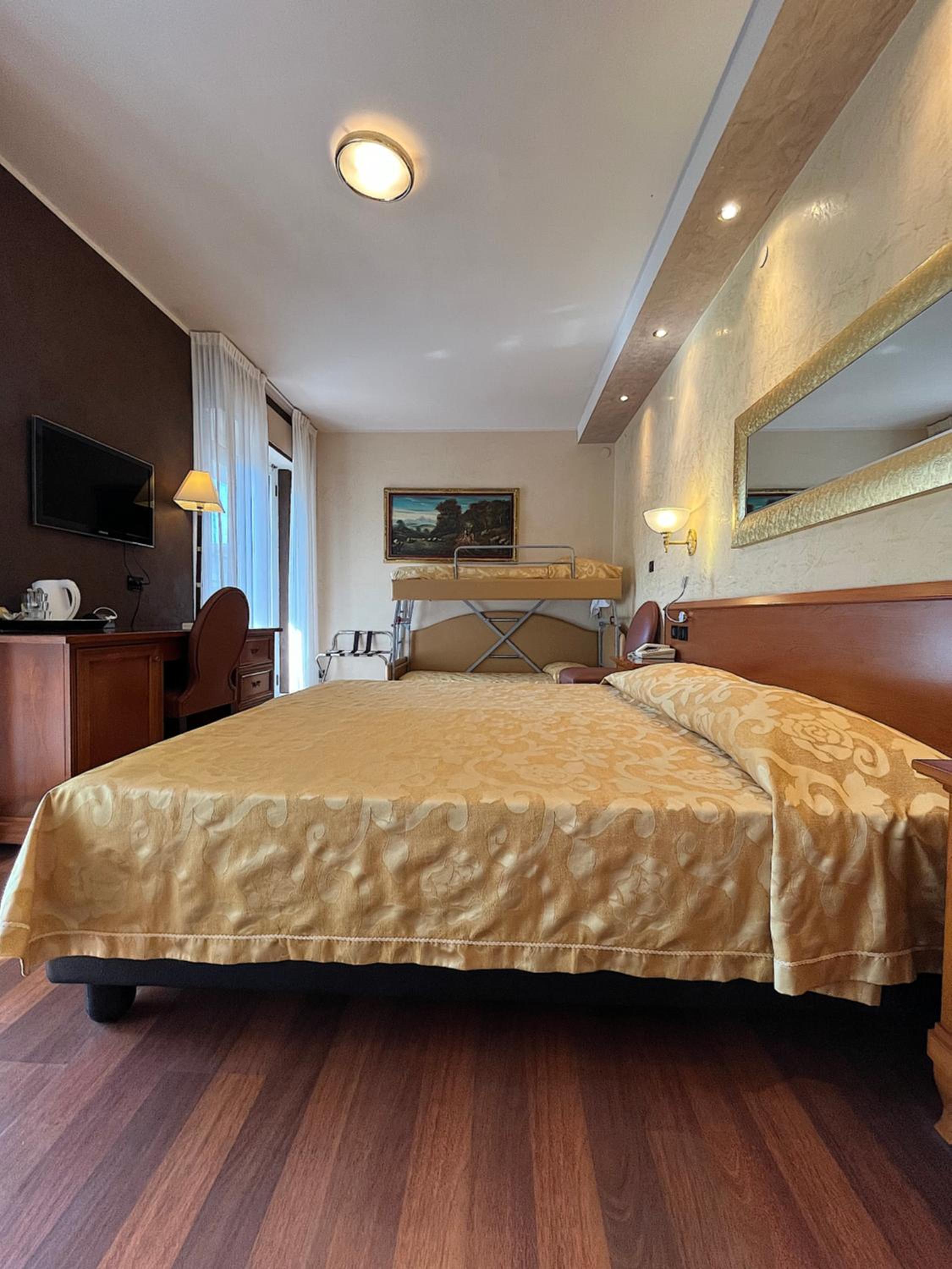 Quadruple Room - Photo 1