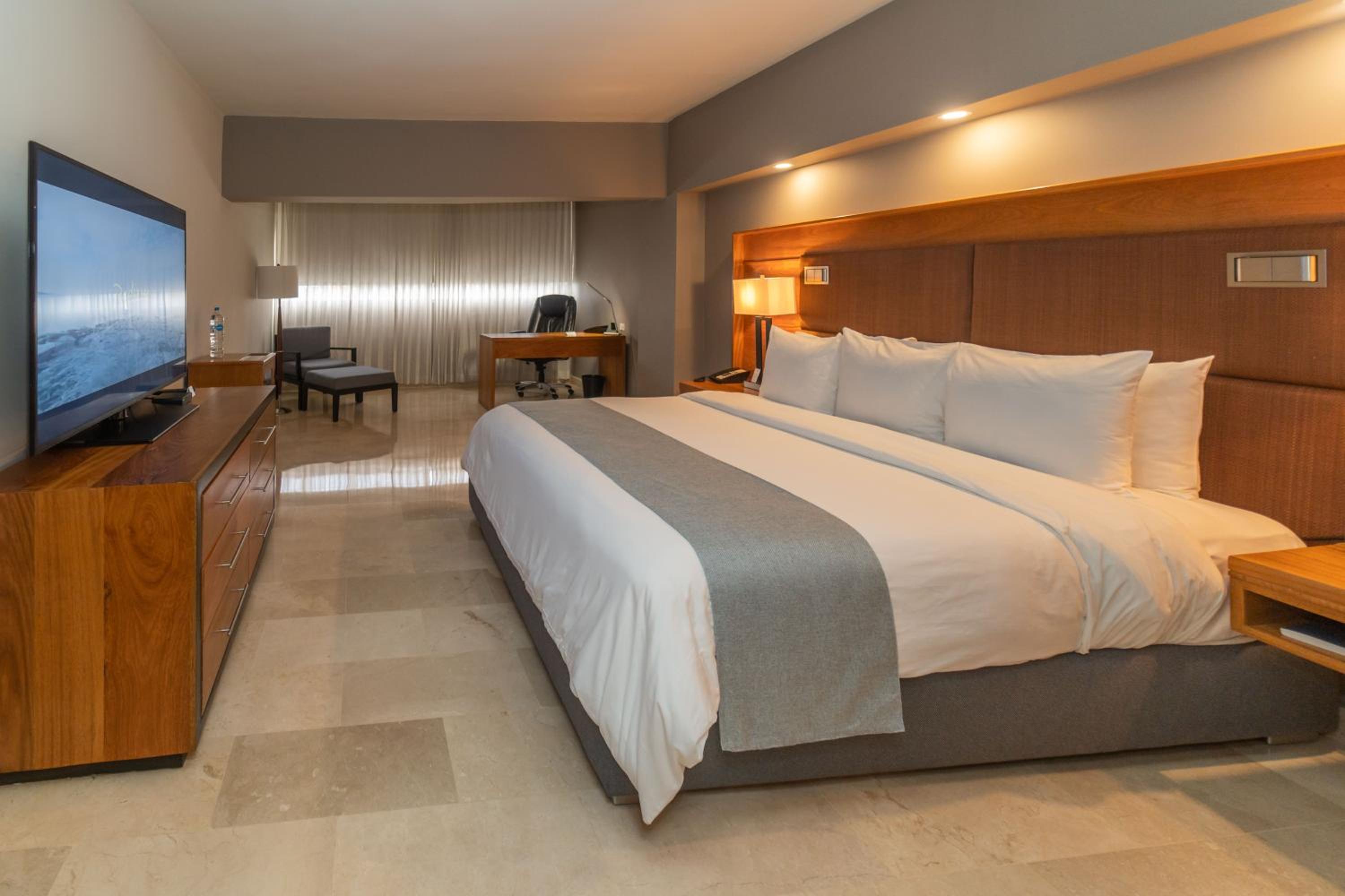 Premium King Bed - Photo 4
