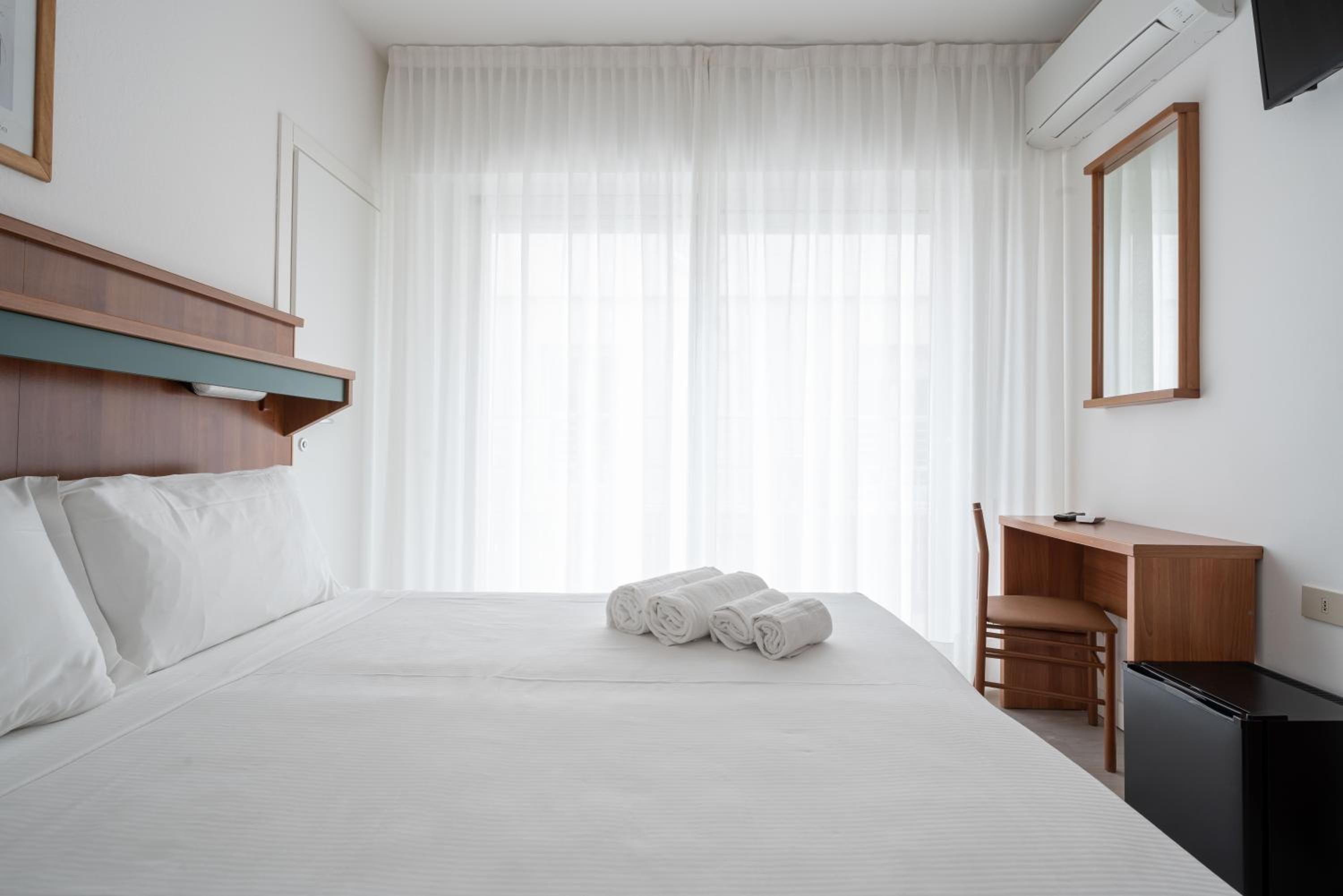 Economy Double Room with Side Sea View photo 1