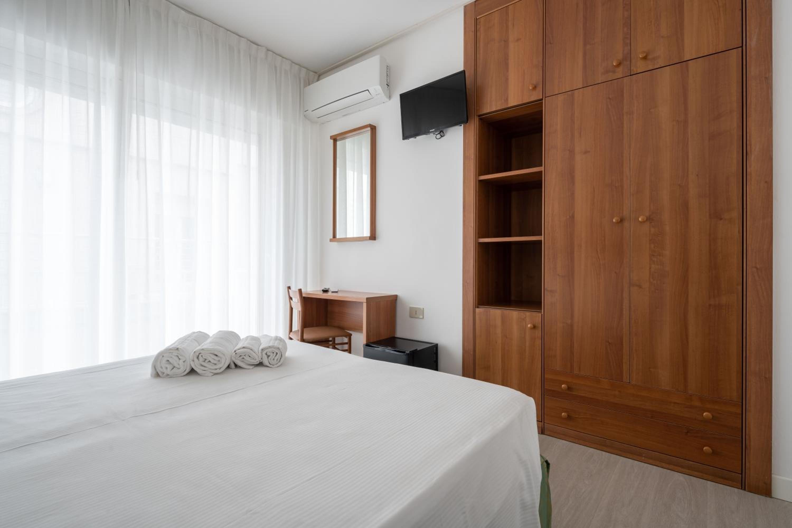 Economy Double Room with Side Sea View photo 3