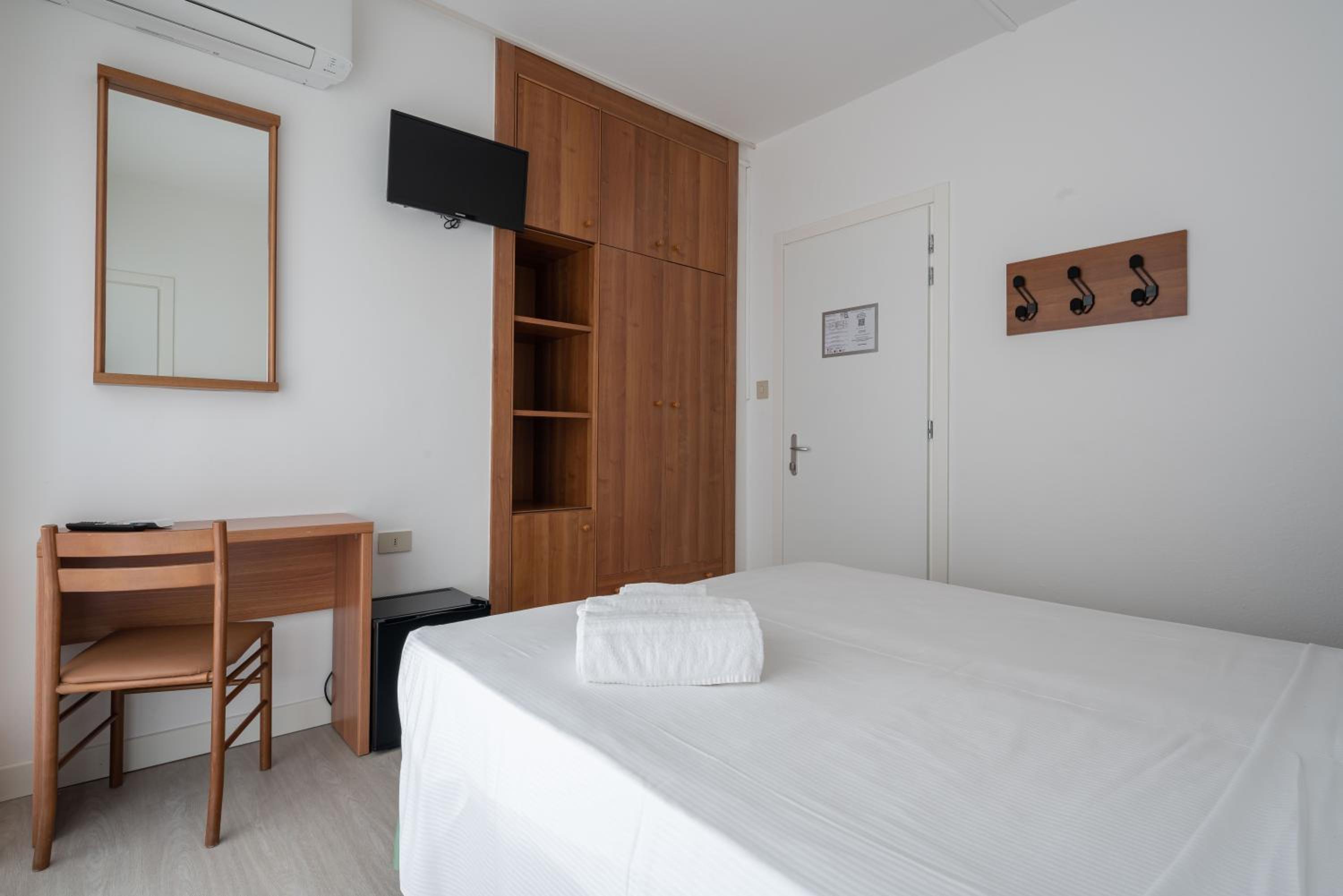 Economy Double Room with Side Sea View photo 2