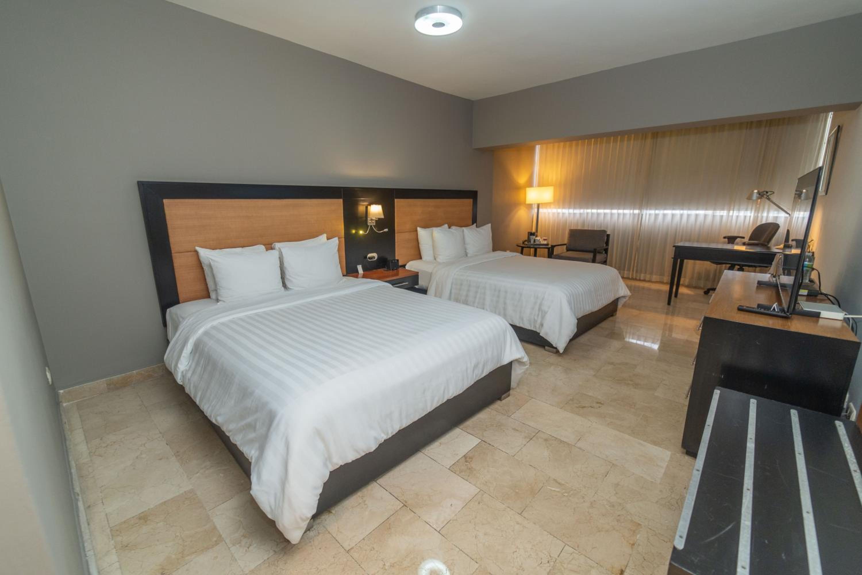 Premium Two Queen Beds - Non-Smoking - Photo 4
