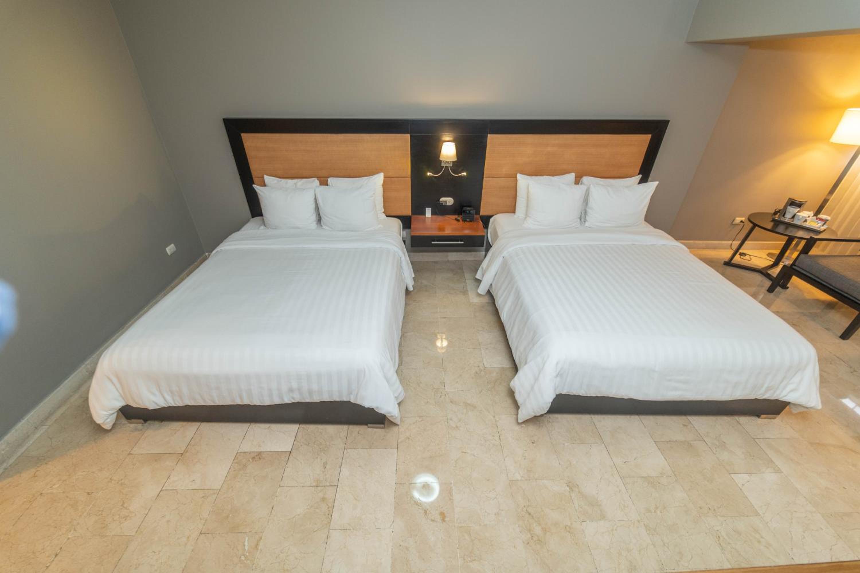 Premium Two Queen Beds - Non-Smoking - Photo 5