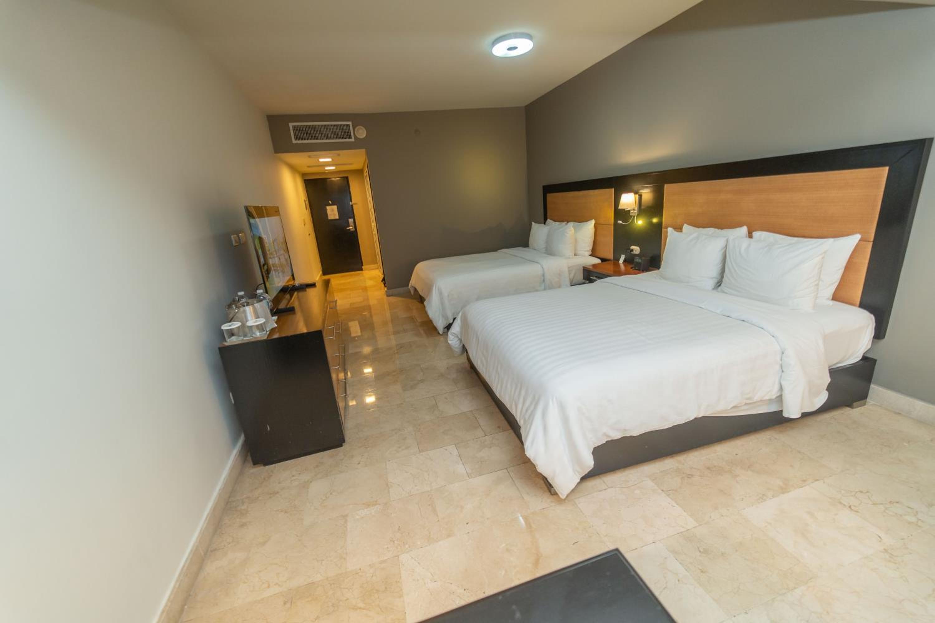 Premium Two Queen Beds - Non-Smoking - Photo 6
