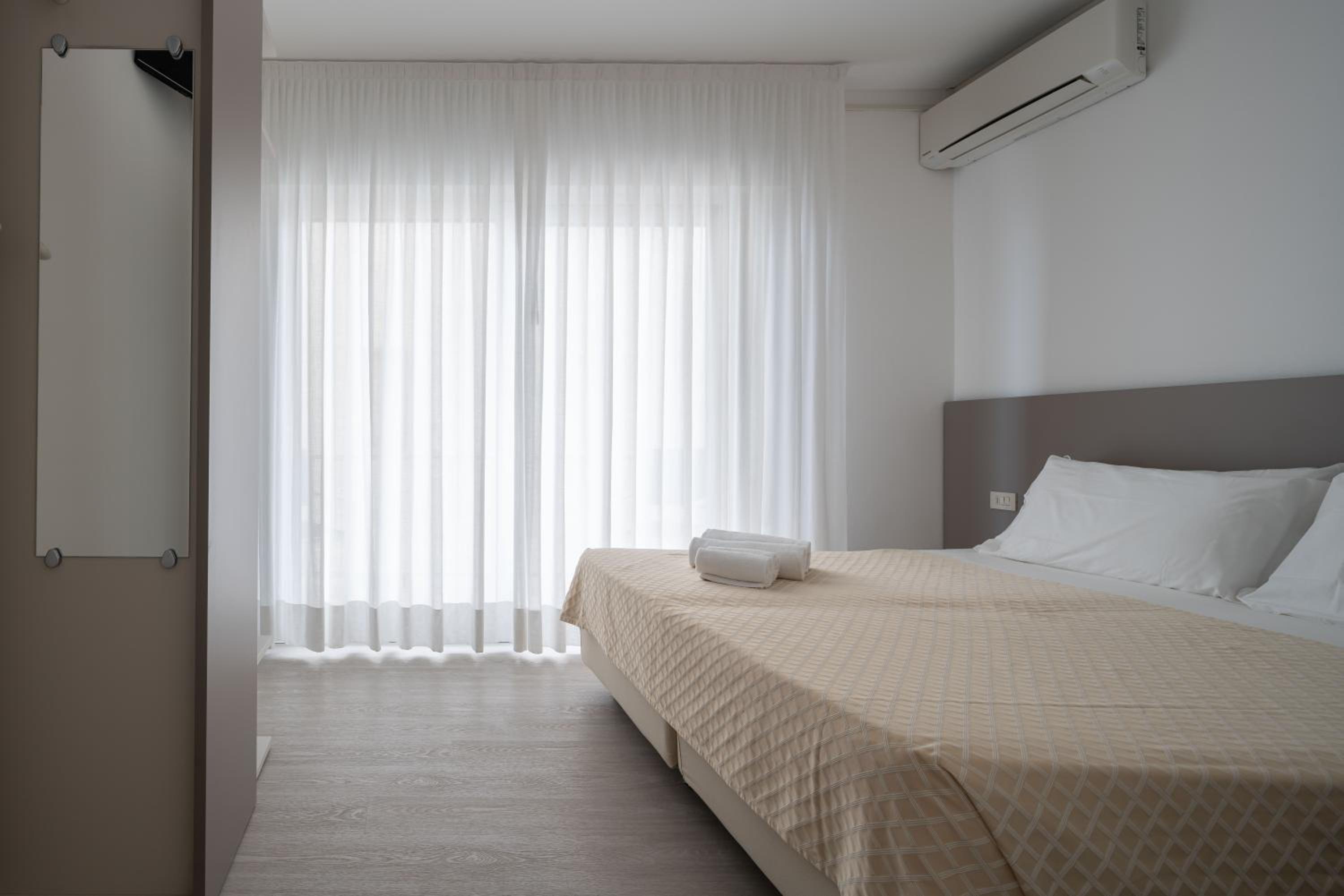 Comfort Double Room with Side Sea View - Photo 13