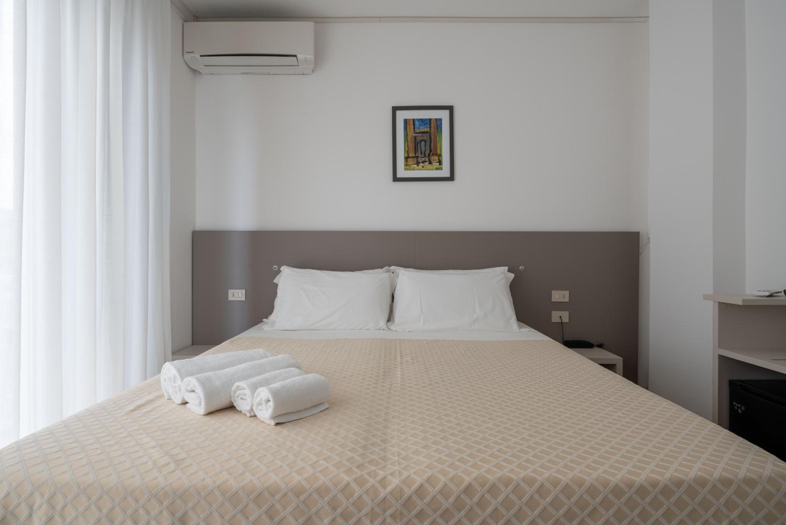 Comfort Double Room with Side Sea View - Photo 12