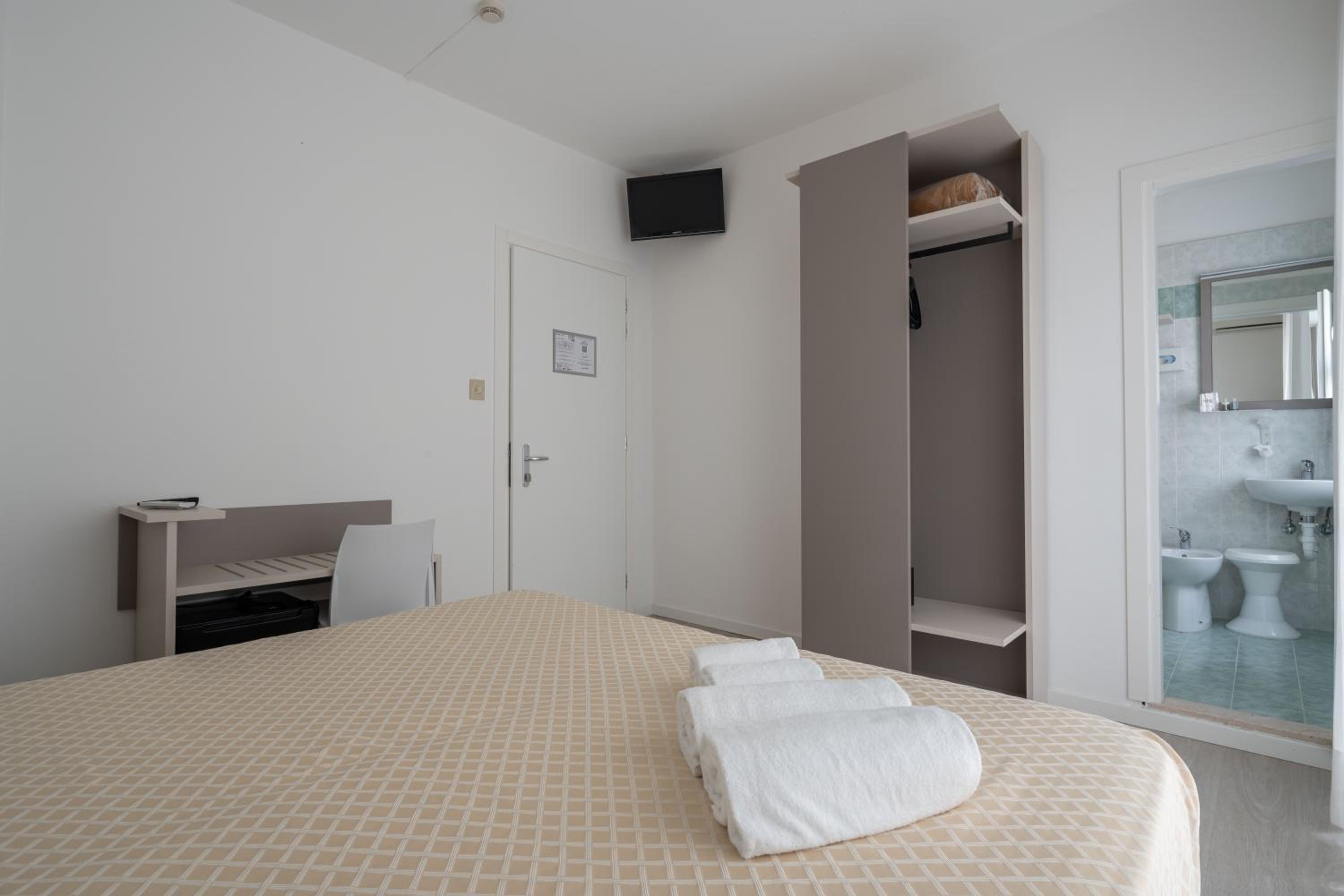 Comfort Double Room with Side Sea View - Photo 11