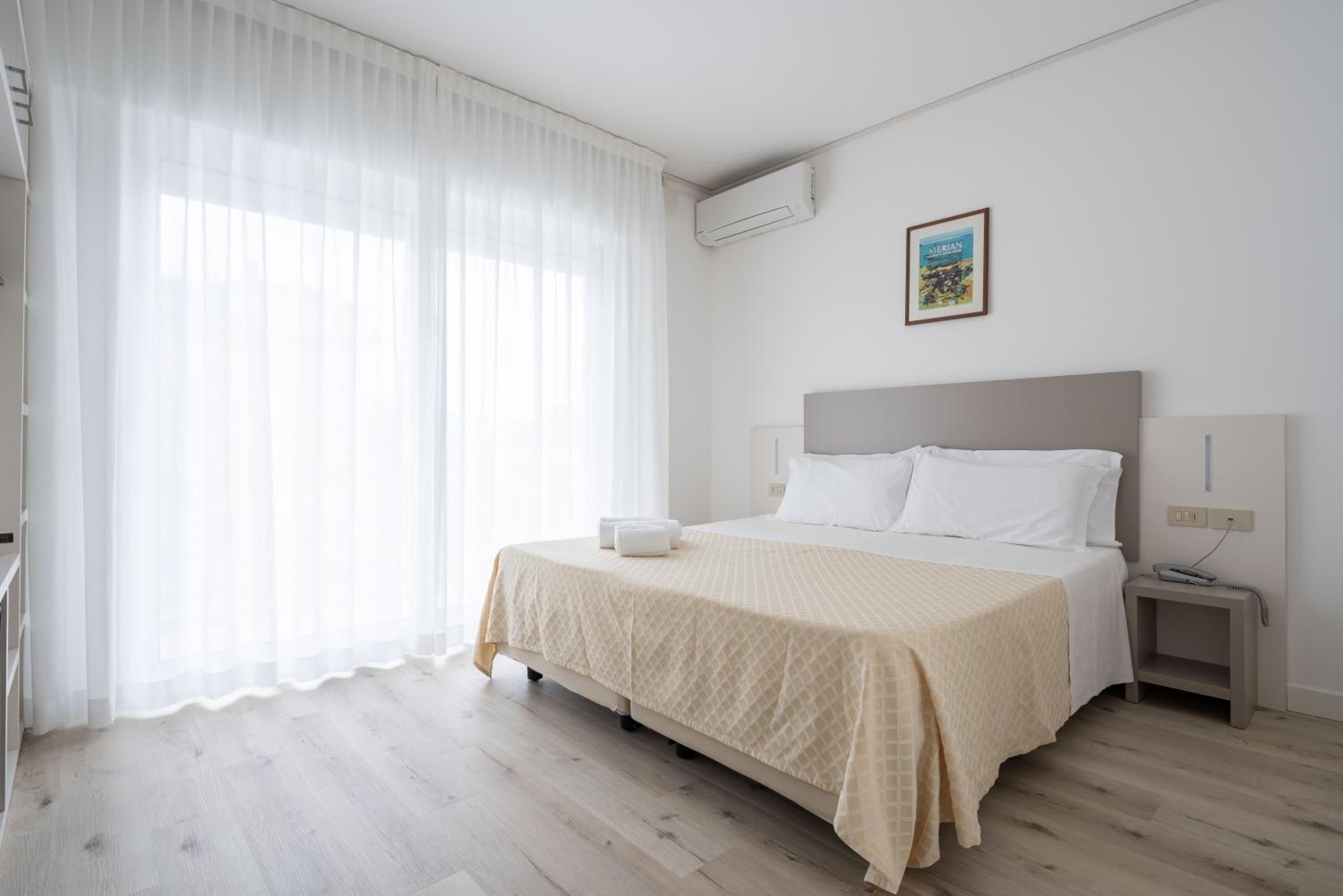 Comfort Double Room with Side Sea View - Photo 9
